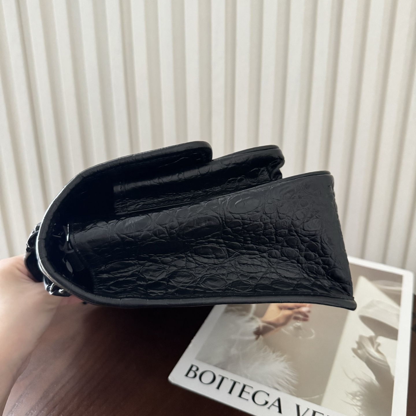 全套包装！型号:，尺寸:28-20-8.5cm！链条新增两个D扣，承受能力更强大！原厂牛皮压鳄鱼纹，皮质