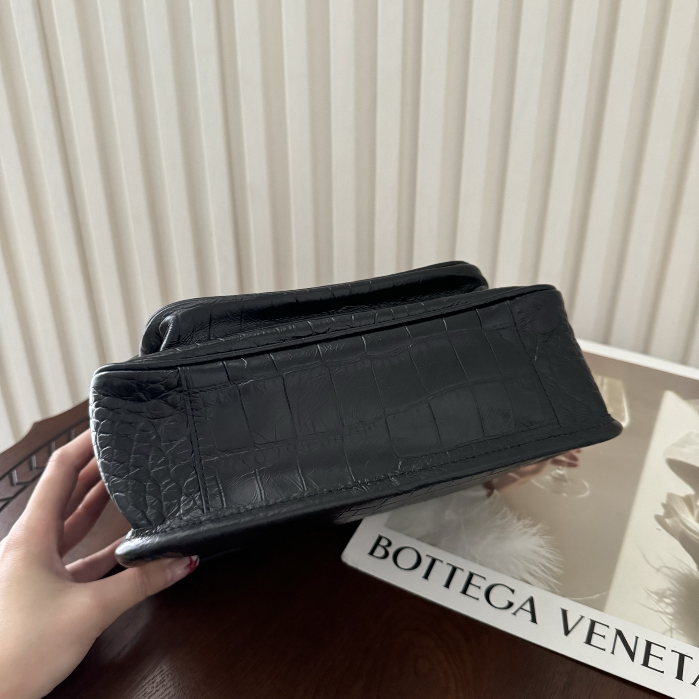 全套包装！型号:，尺寸:22-16.5-7.5cm！链条新增两个D扣，承受能力更强大！原厂牛皮压鳄鱼纹，