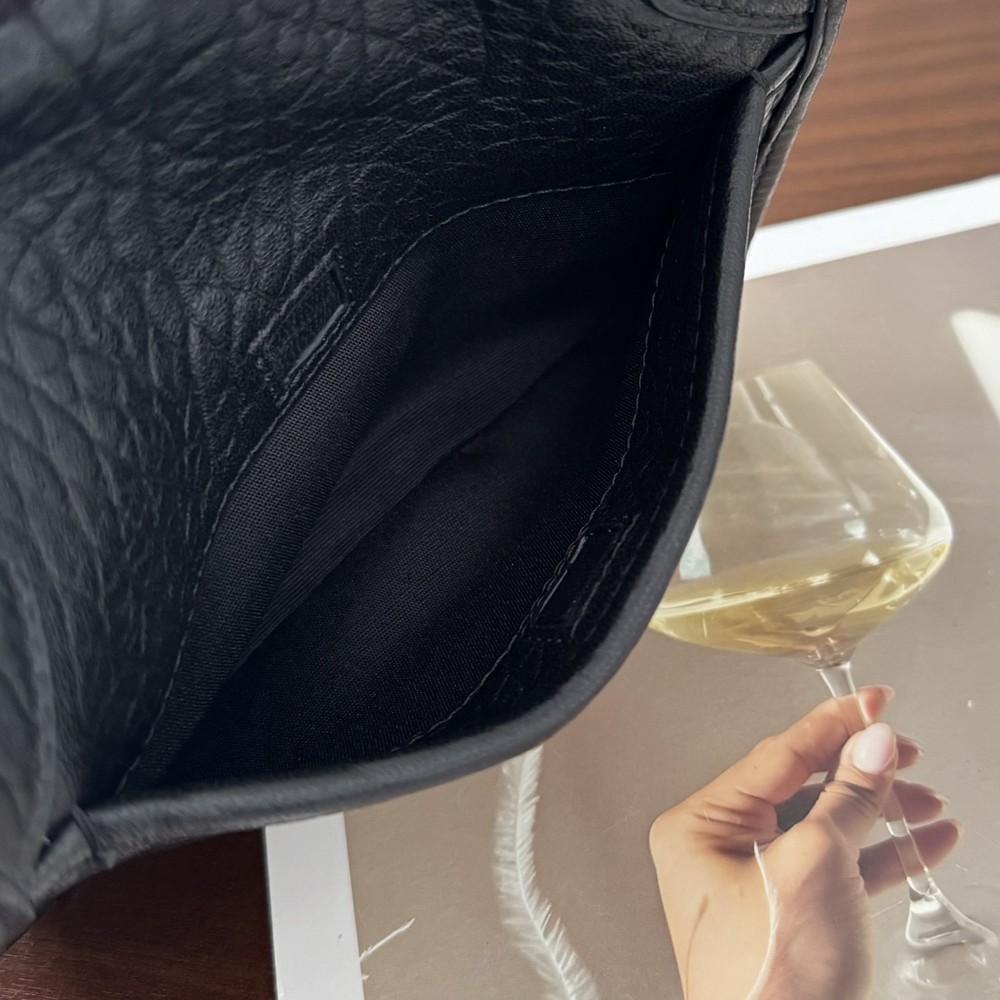 全套包装！Niki家族新成员，柔软羊皮手感柔软舒适，自然软塌。不规则纹理更有复古感，斜挎或腋下都很气场十