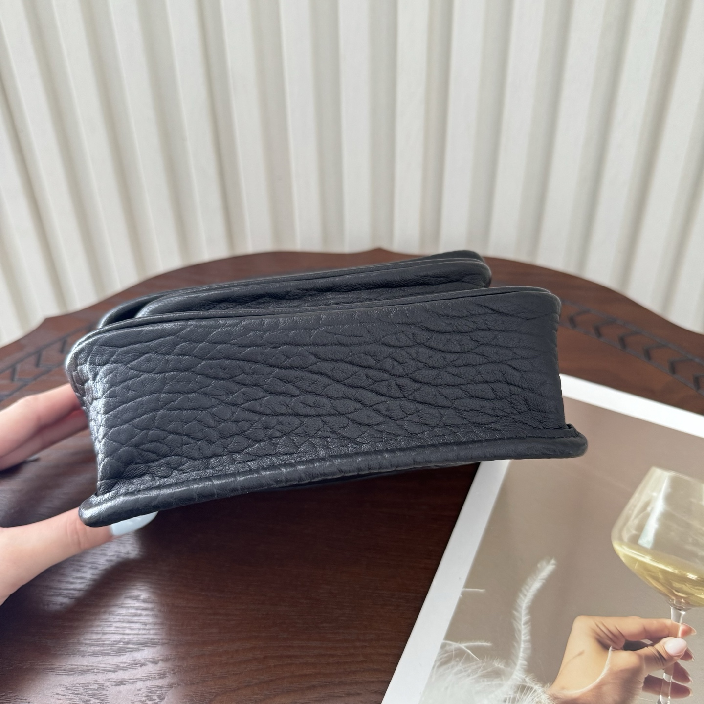 全套包装！Niki家族新成员，柔软羊皮手感柔软舒适，自然软塌。不规则纹理更有复古感，斜挎或腋下都很气场十