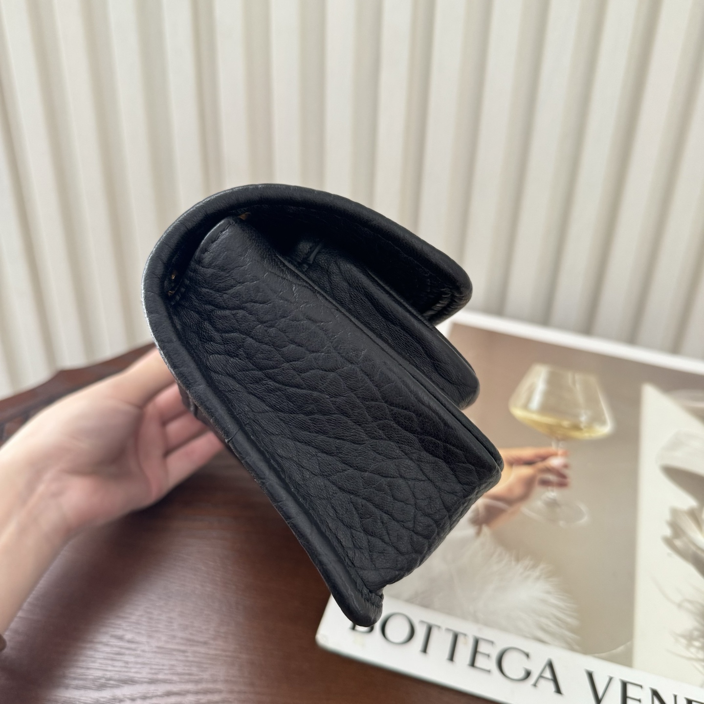 全套包装！Niki家族新成员，柔软羊皮手感柔软舒适，自然软塌。不规则纹理更有复古感，斜挎或腋下都很气场十