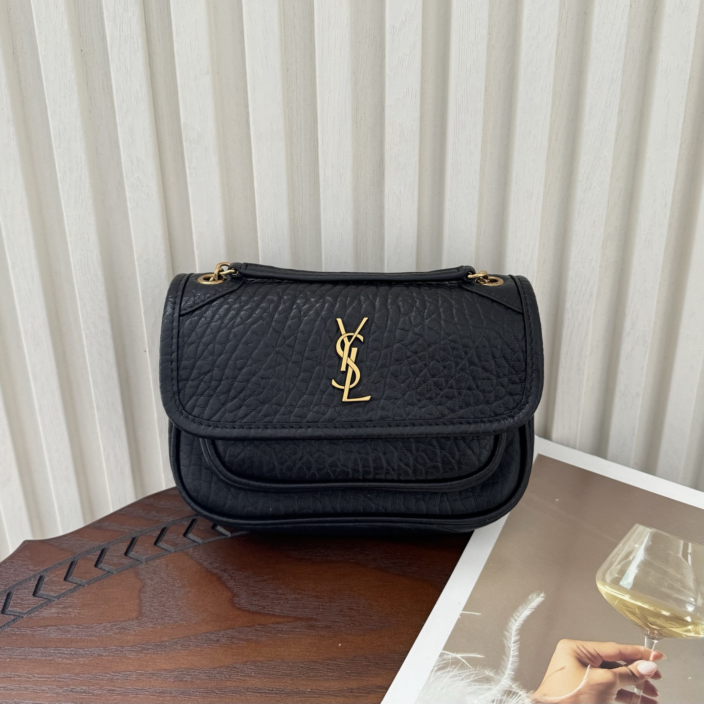 全套包装！Niki家族新成员，柔软羊皮手感柔软舒适，自然软塌。不规则纹理更有复古感，斜挎或腋下都很气场十