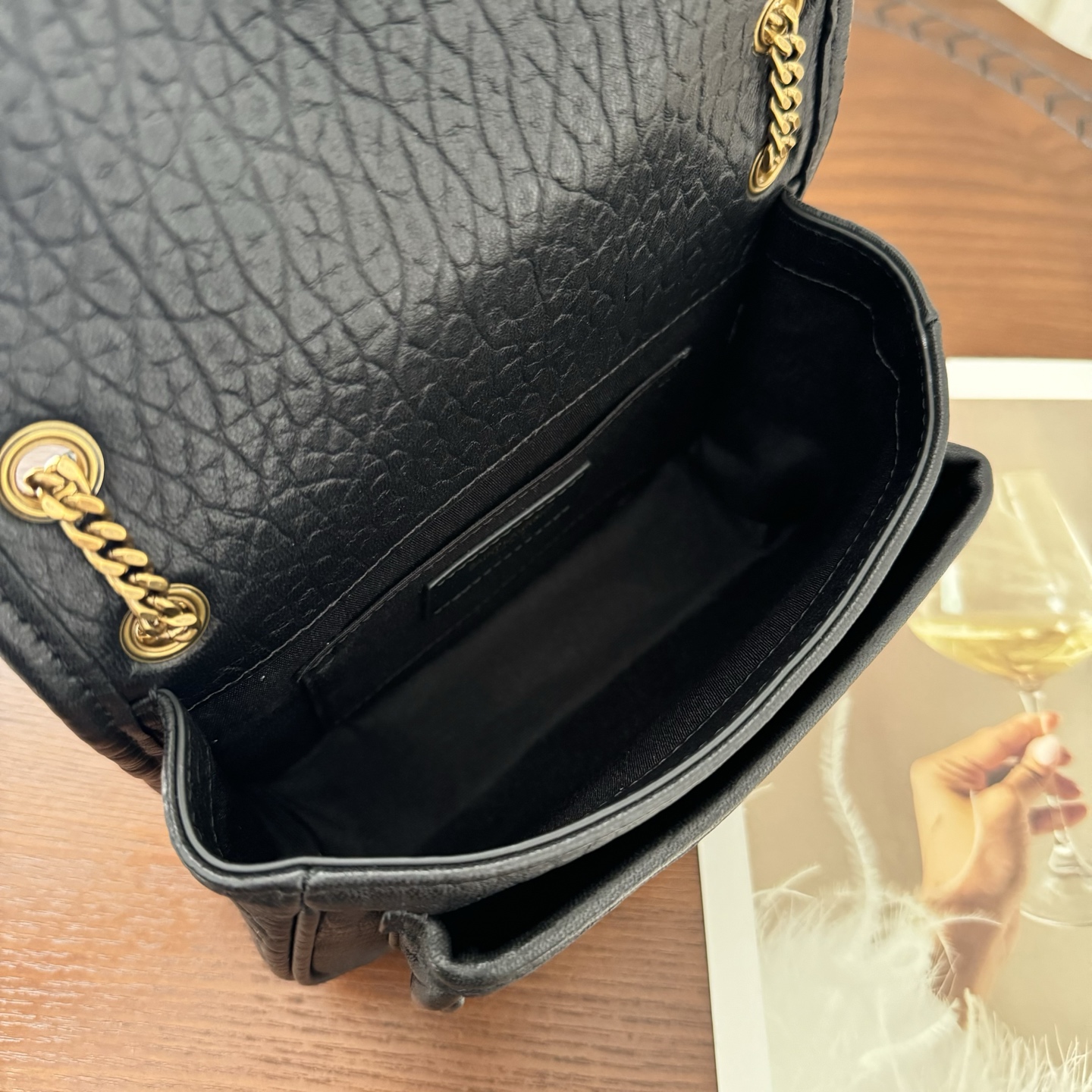 全套包装！Niki家族新成员，柔软羊皮手感柔软舒适，自然软塌。不规则纹理更有复古感，斜挎或腋下都很气场十