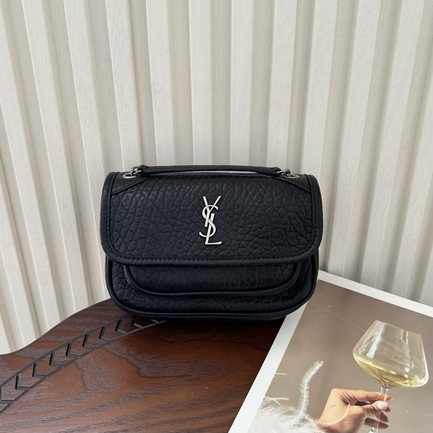 全套包装！Niki家族新成员，柔软羊皮手感柔软舒适，自然软塌。不规则纹理更有复古感，斜挎或腋下都很气场十