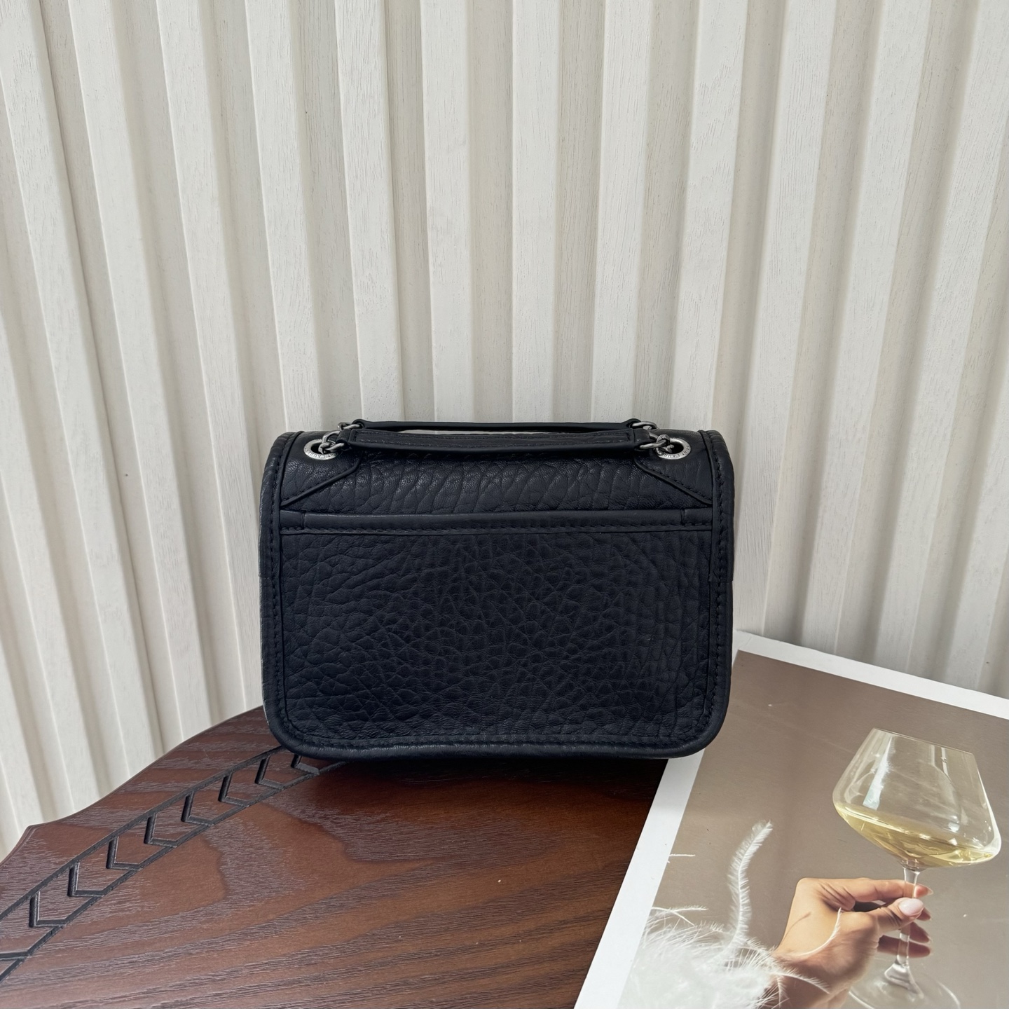 全套包装！Niki家族新成员，柔软羊皮手感柔软舒适，自然软塌。不规则纹理更有复古感，斜挎或腋下都很气场十