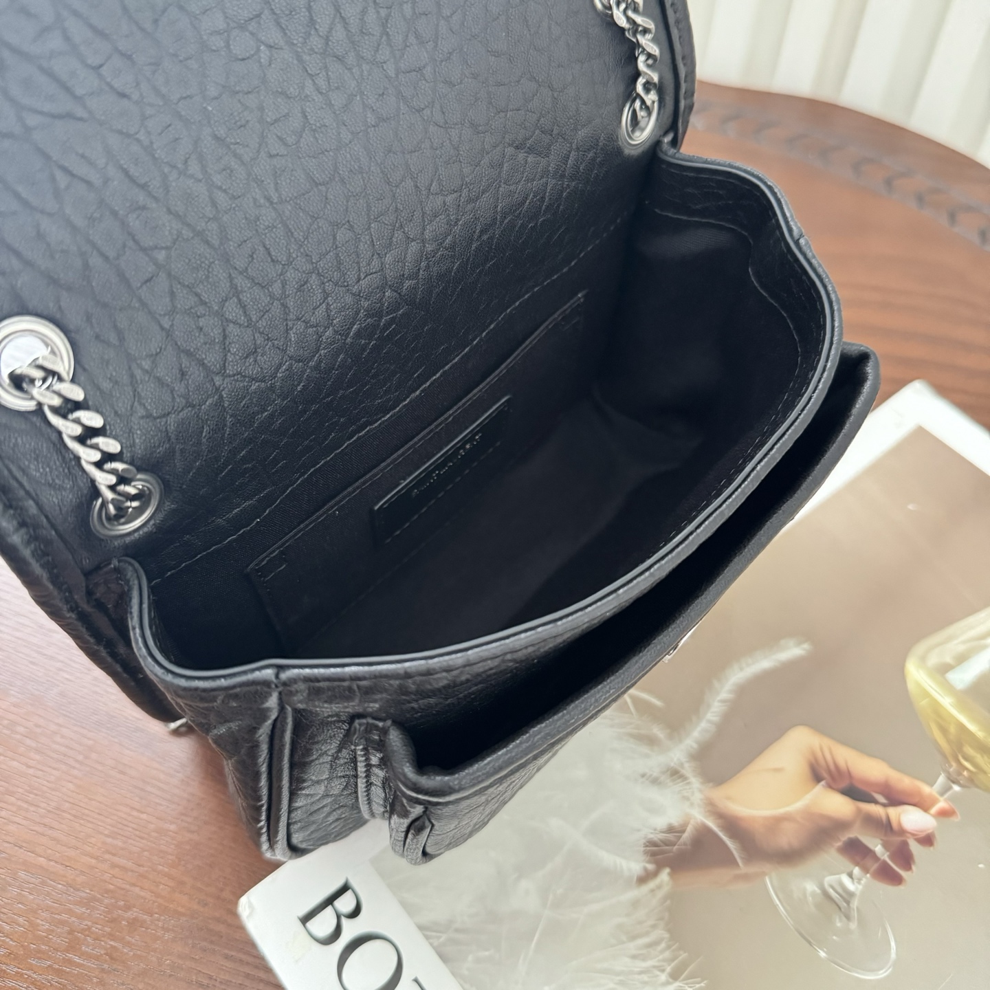 全套包装！Niki家族新成员，柔软羊皮手感柔软舒适，自然软塌。不规则纹理更有复古感，斜挎或腋下都很气场十