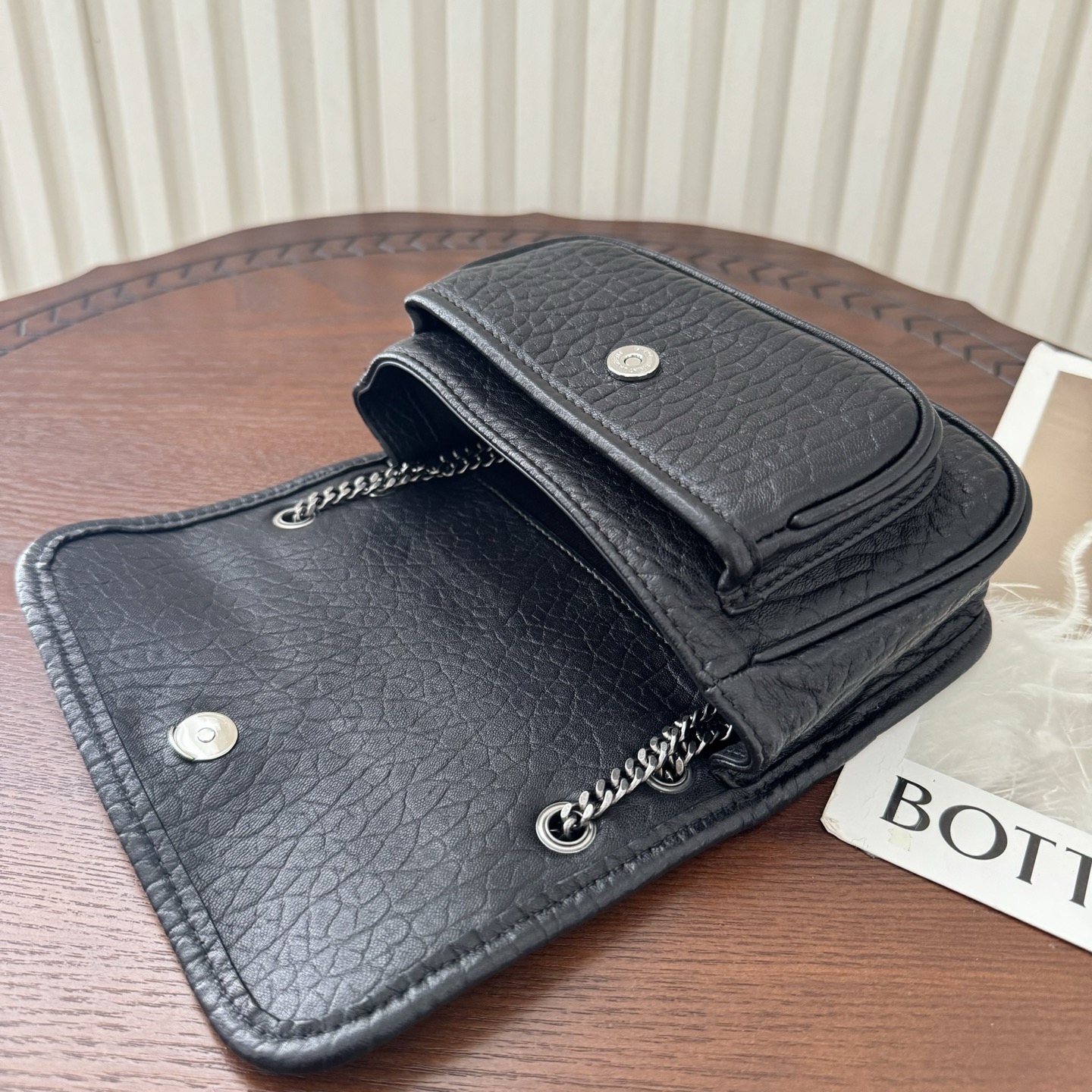 全套包装！Niki家族新成员，柔软羊皮手感柔软舒适，自然软塌。不规则纹理更有复古感，斜挎或腋下都很气场十