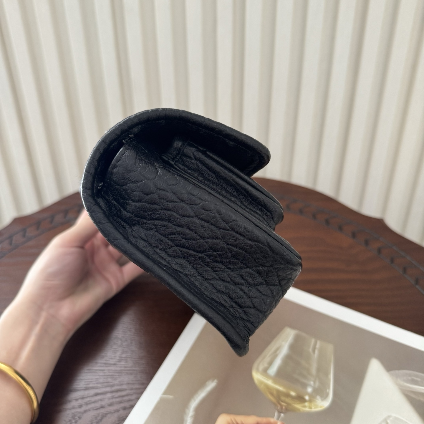 全套包装！Niki家族新成员，柔软羊皮手感柔软舒适，自然软塌。不规则纹理更有复古感，斜挎或腋下都很气场十