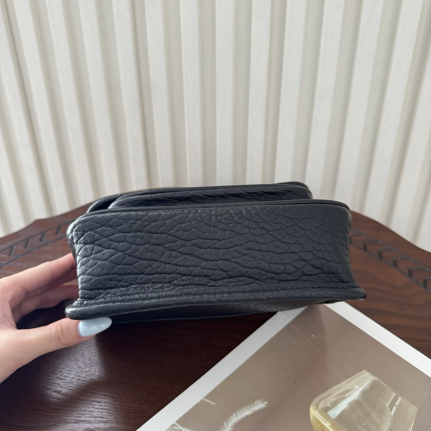 全套包装！Niki家族新成员，柔软羊皮手感柔软舒适，自然软塌。不规则纹理更有复古感，斜挎或腋下都很气场十