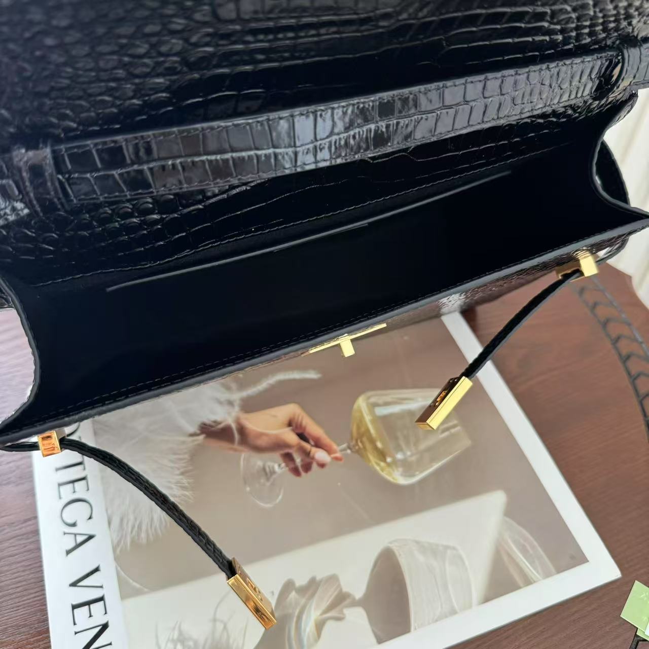 全套包装！Manhattan曼哈顿，鳄鱼纹！简约大气的款式，透着一股高贵优雅任何场合都能驾驭容量大超能装