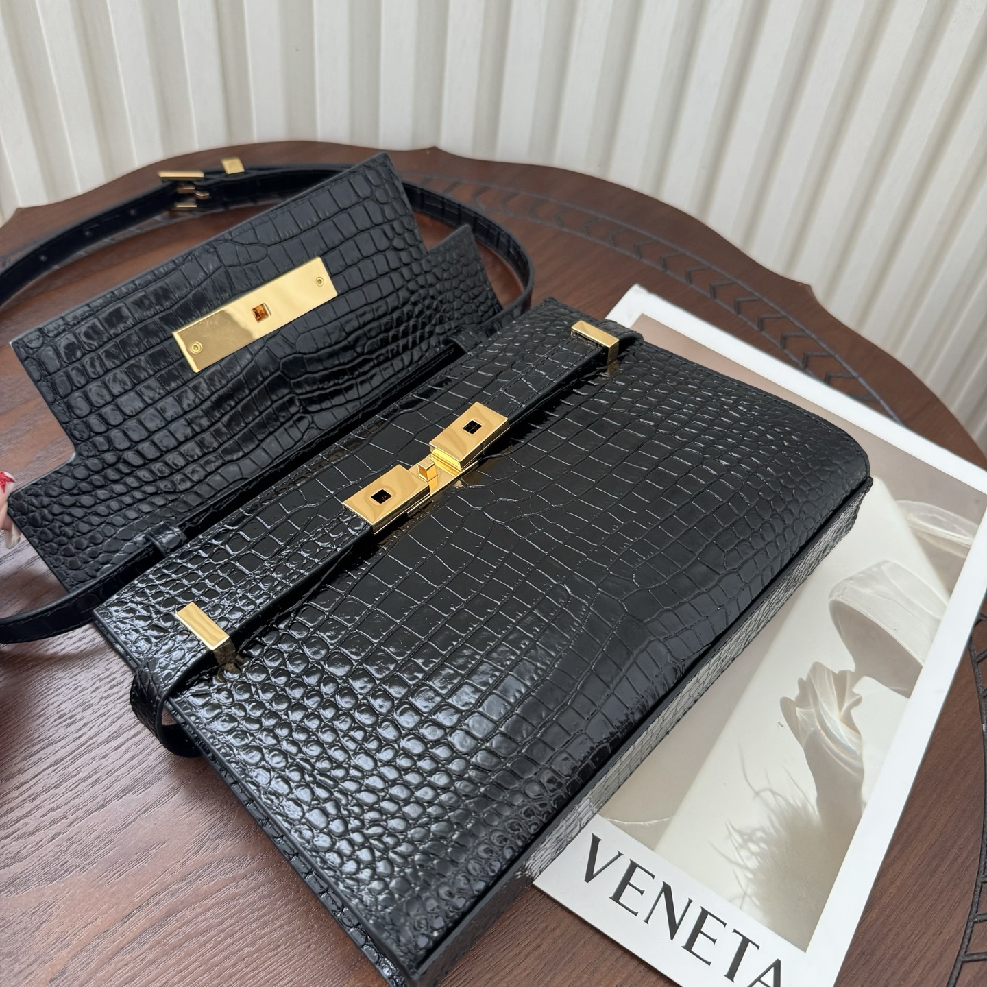 全套包装！Manhattan曼哈顿小号，鳄鱼纹！简约大气的款式，透着一股高贵优雅，任何场合都可以驾奴，肩