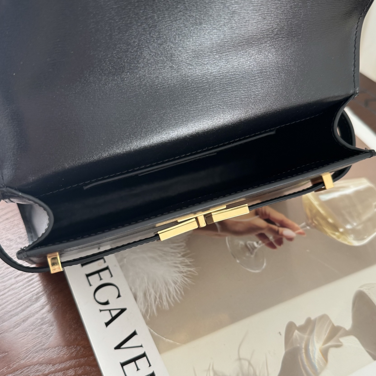 全套包装！Manhattan曼哈顿迷你号斜挎包，牙签纹！设计简约大方，质地细腻光滑，展现出高雅而奢华的风