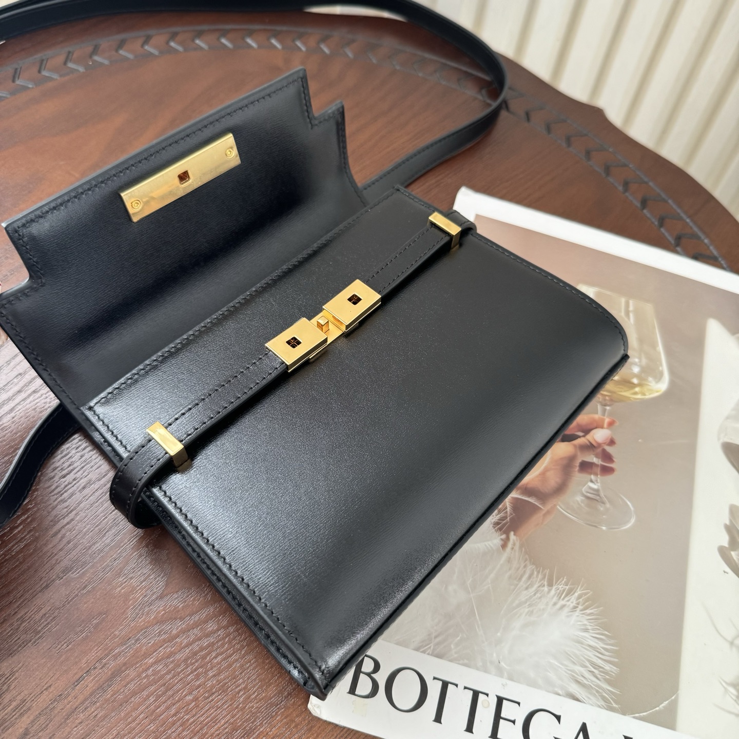 全套包装！Manhattan曼哈顿迷你号斜挎包，牙签纹！设计简约大方，质地细腻光滑，展现出高雅而奢华的风