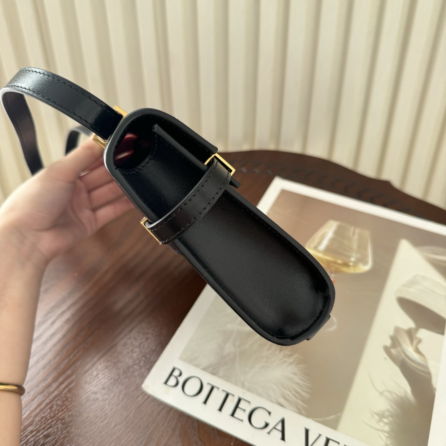 全套包装！Manhattan曼哈顿迷你号斜挎包，牙签纹！设计简约大方，质地细腻光滑，展现出高雅而奢华的风