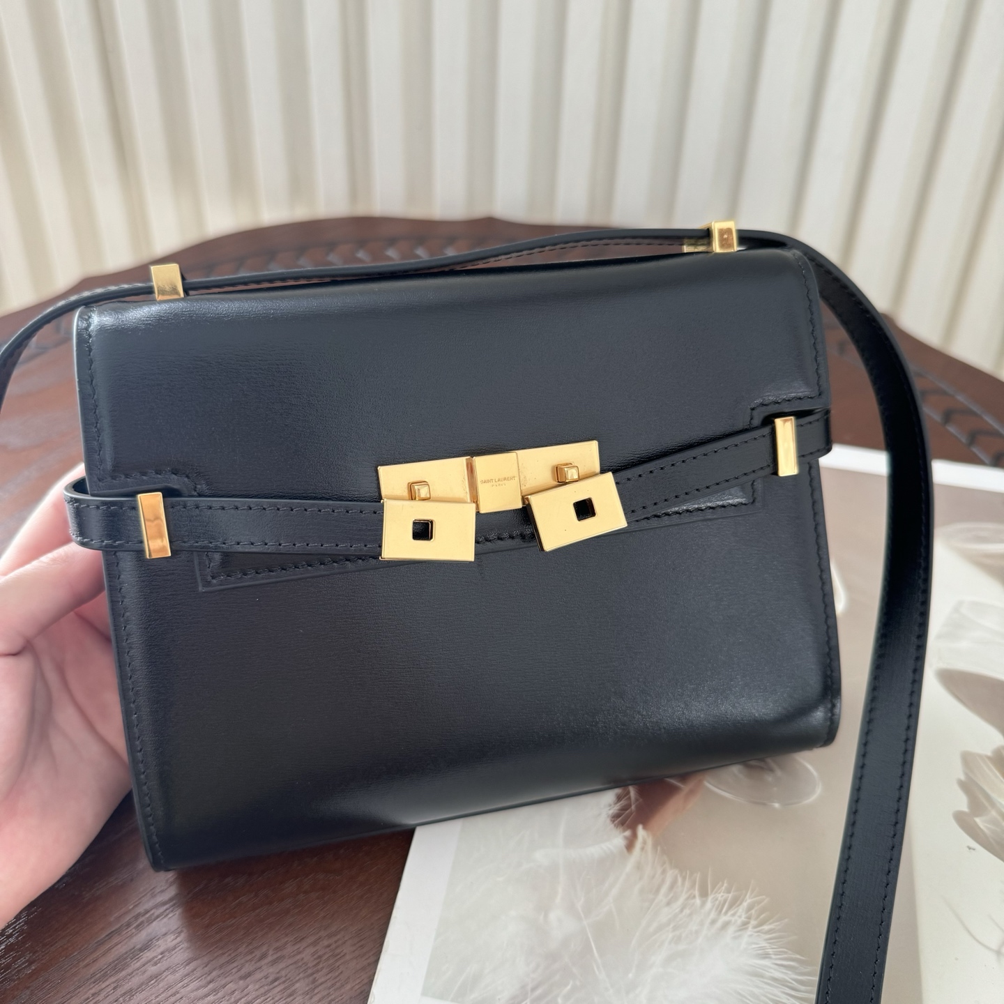 全套包装！Manhattan曼哈顿迷你号斜挎包，牙签纹！设计简约大方，质地细腻光滑，展现出高雅而奢华的风