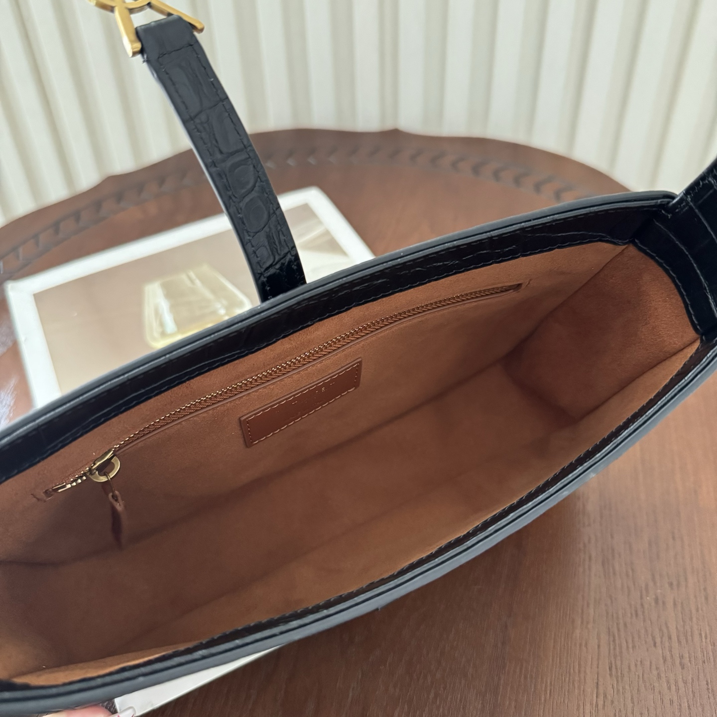 全套包装！原厂LE 5À7鳄鱼纹马鞍腋下包，包身轻盈，设计极简，搭配品牌logo钩扣开合设计，低调又不失