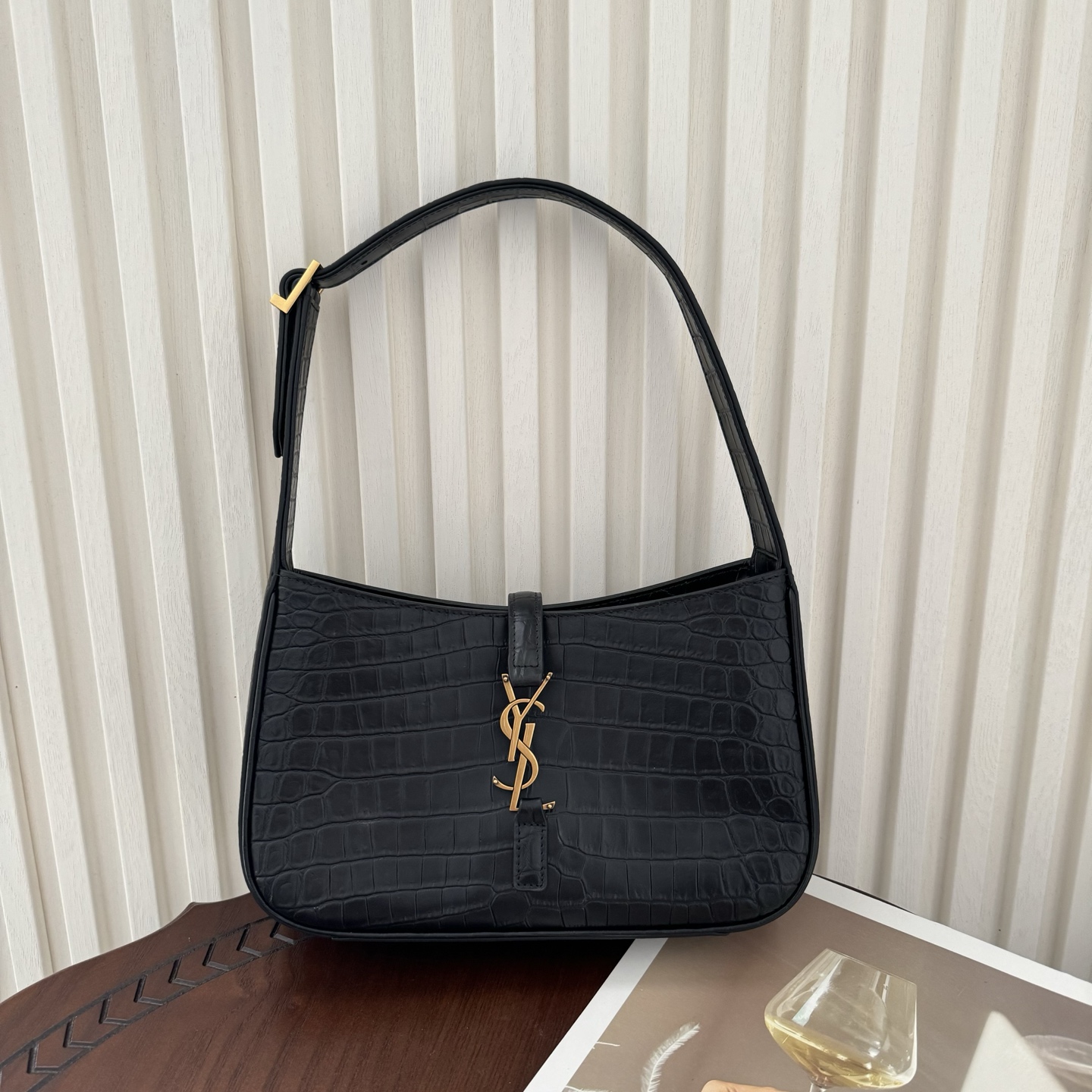 全套包装！原厂LE 5À7鳄鱼纹马鞍腋下包，包身轻盈，设计极简，搭配品牌logo钩扣开合设计，低调又不失