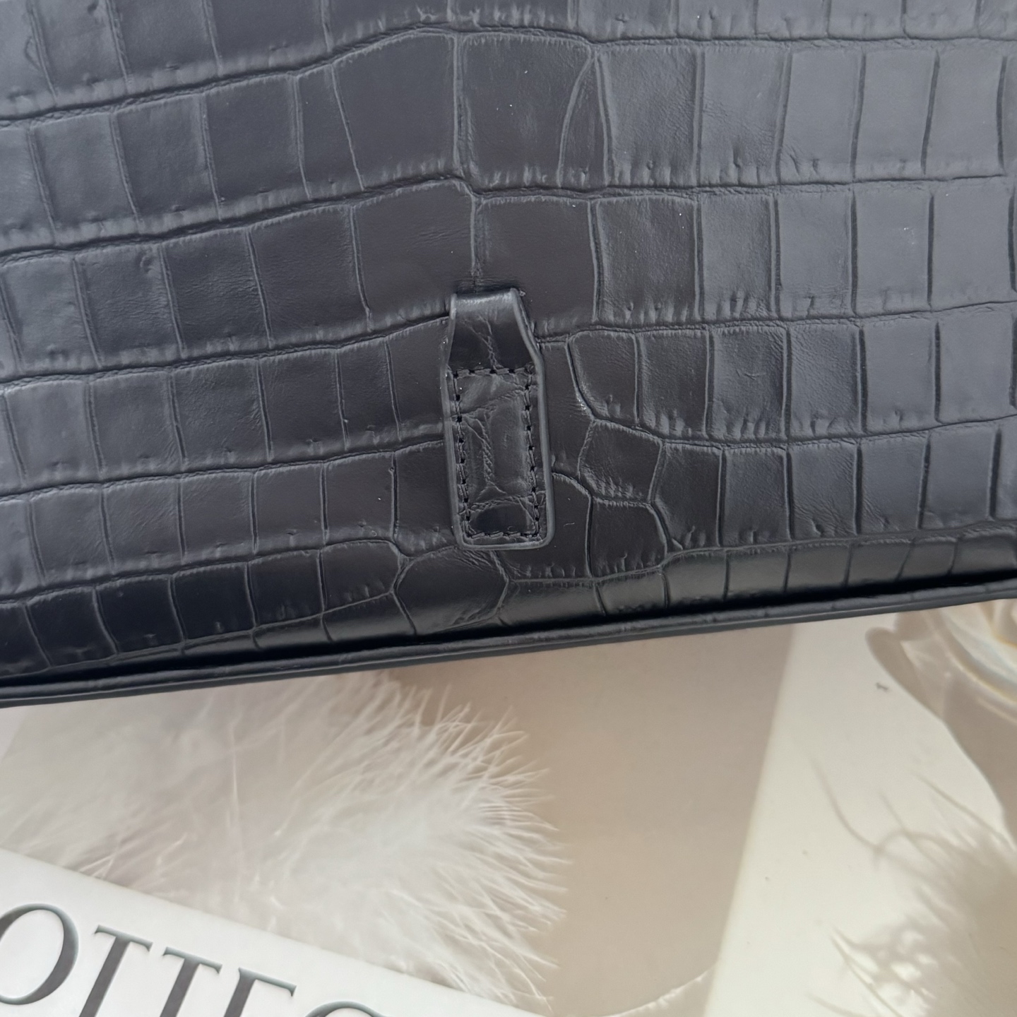 全套包装！原厂LE 5À7鳄鱼纹马鞍腋下包，包身轻盈，设计极简，搭配品牌logo钩扣开合设计，低调又不失