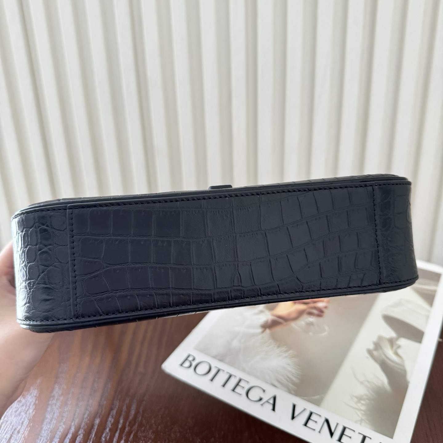 全套包装！原厂LE 5À7鳄鱼纹马鞍腋下包，包身轻盈，设计极简，搭配品牌logo钩扣开合设计，低调又不失