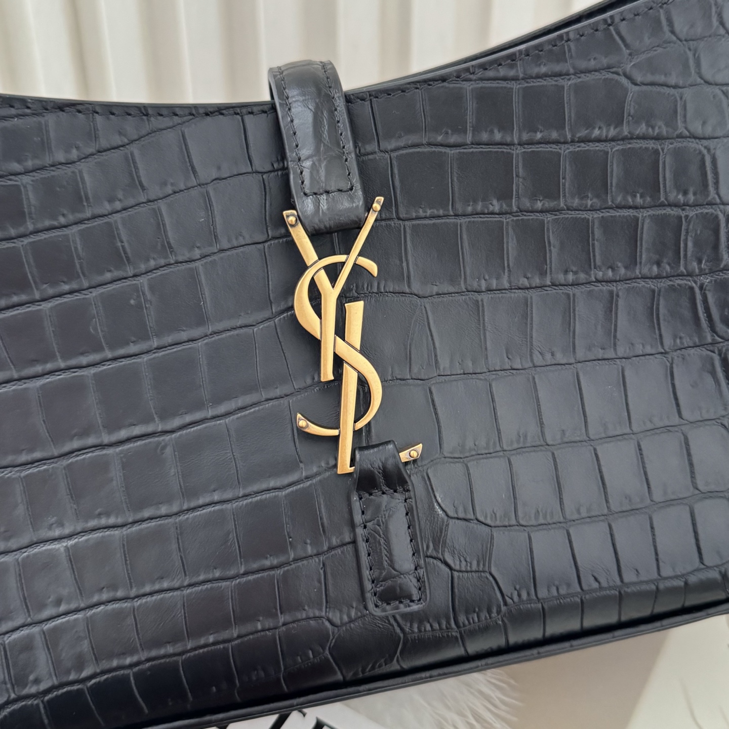 全套包装！原厂LE 5À7鳄鱼纹马鞍腋下包，包身轻盈，设计极简，搭配品牌logo钩扣开合设计，低调又不失