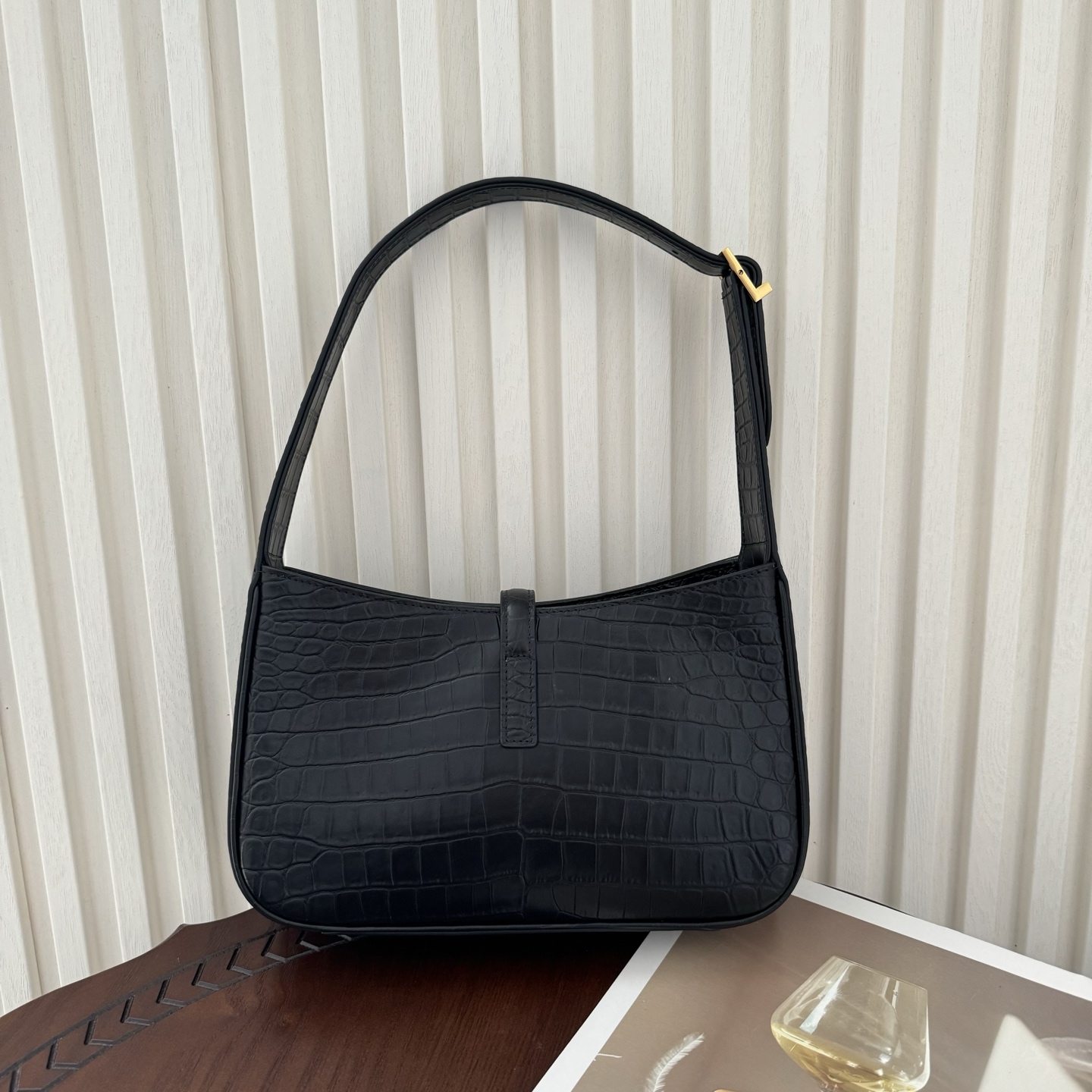 全套包装！原厂LE 5À7鳄鱼纹马鞍腋下包，包身轻盈，设计极简，搭配品牌logo钩扣开合设计，低调又不失