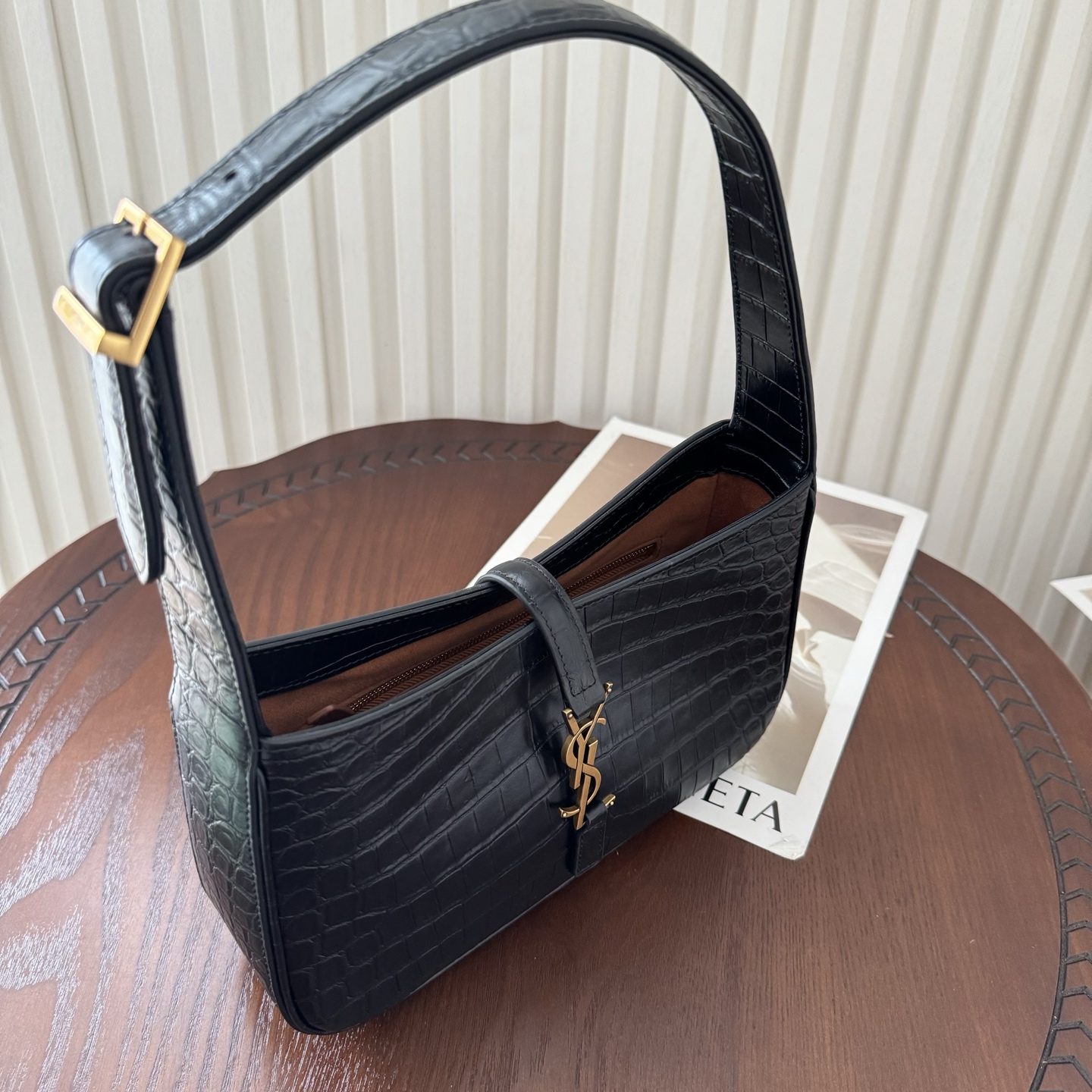 全套包装！原厂LE 5À7鳄鱼纹马鞍腋下包，包身轻盈，设计极简，搭配品牌logo钩扣开合设计，低调又不失