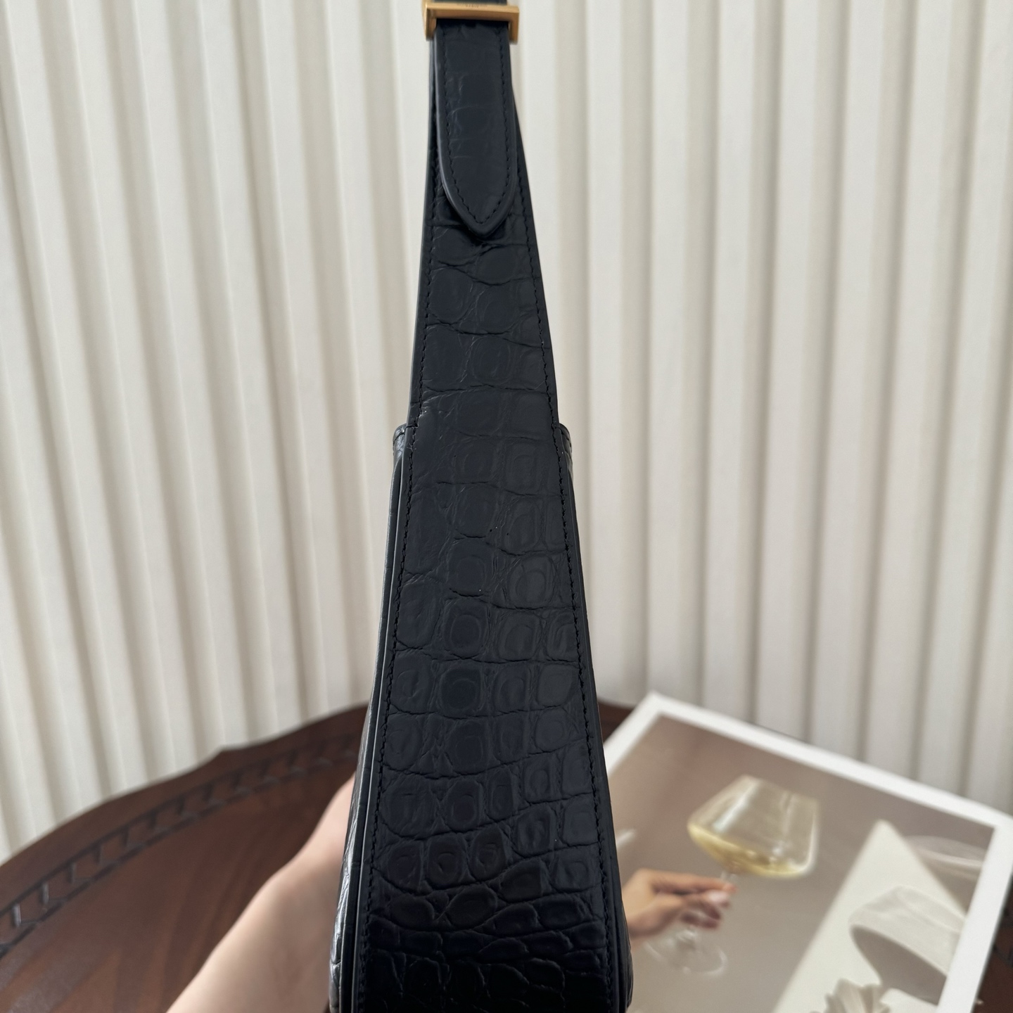 全套包装！原厂LE 5À7鳄鱼纹马鞍腋下包，包身轻盈，设计极简，搭配品牌logo钩扣开合设计，低调又不失