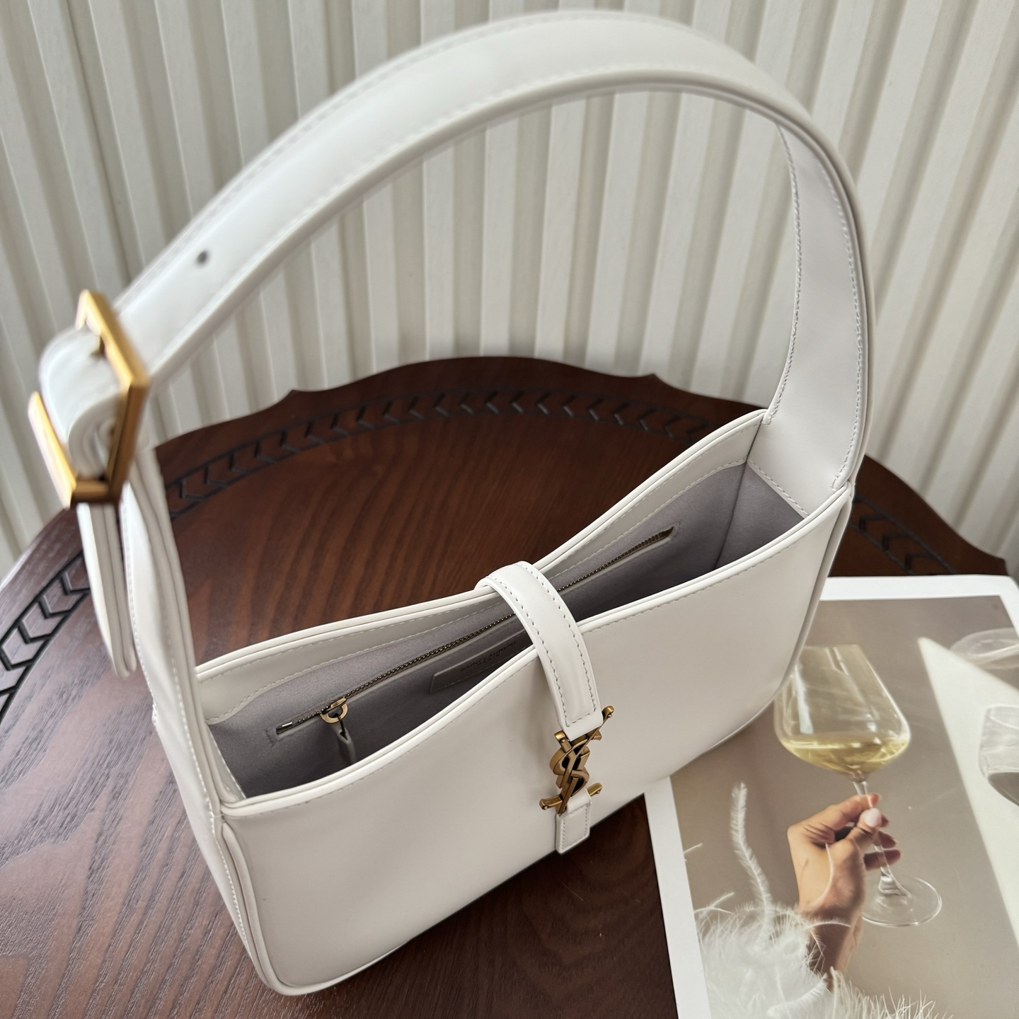 全套包装！原厂LE 5À7平纹马鞍腋下包，包身轻盈，设计极简，搭配品牌logo钩扣开合设计，低调又不失美