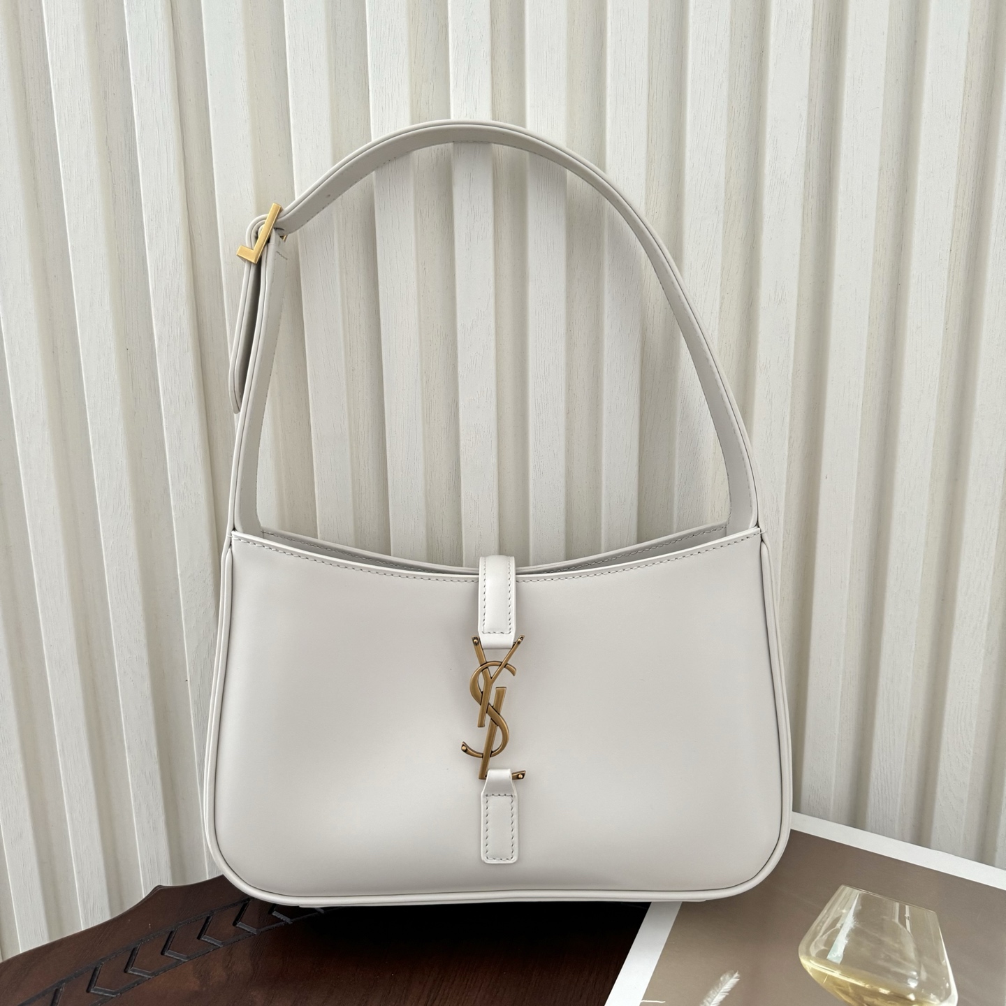 全套包装！原厂LE 5À7平纹马鞍腋下包，包身轻盈，设计极简，搭配品牌logo钩扣开合设计，低调又不失美