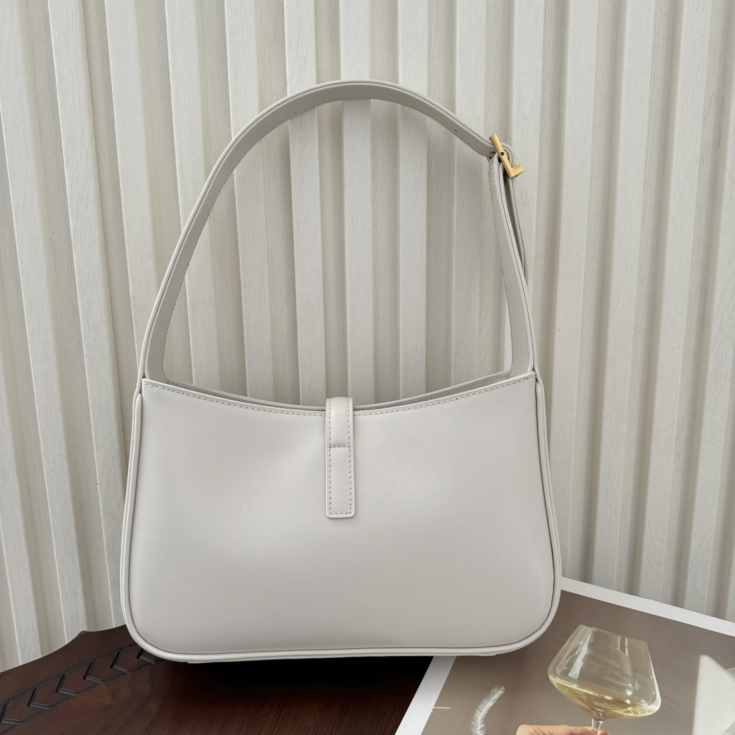 全套包装！原厂LE 5À7平纹马鞍腋下包，包身轻盈，设计极简，搭配品牌logo钩扣开合设计，低调又不失美