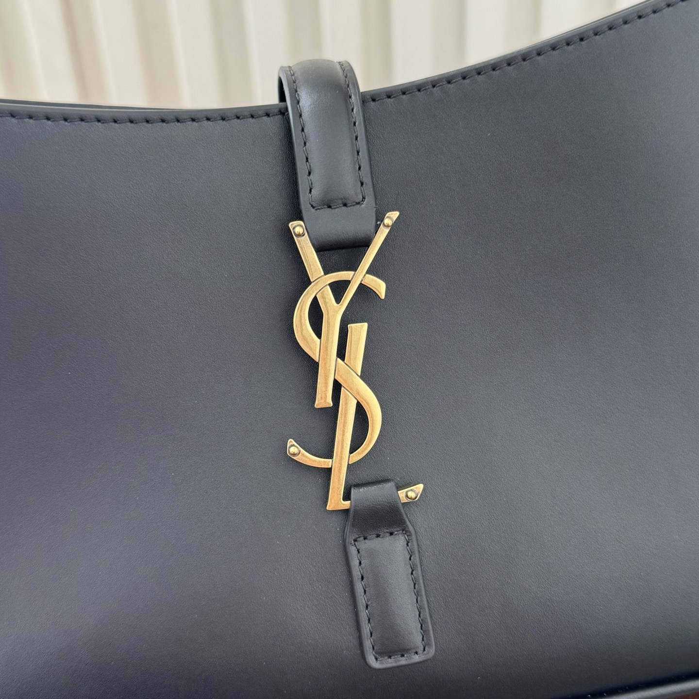 全套包装！原厂LE 5À7平纹马鞍腋下包，包身轻盈，设计极简，搭配品牌logo钩扣开合设计，低调又不失美