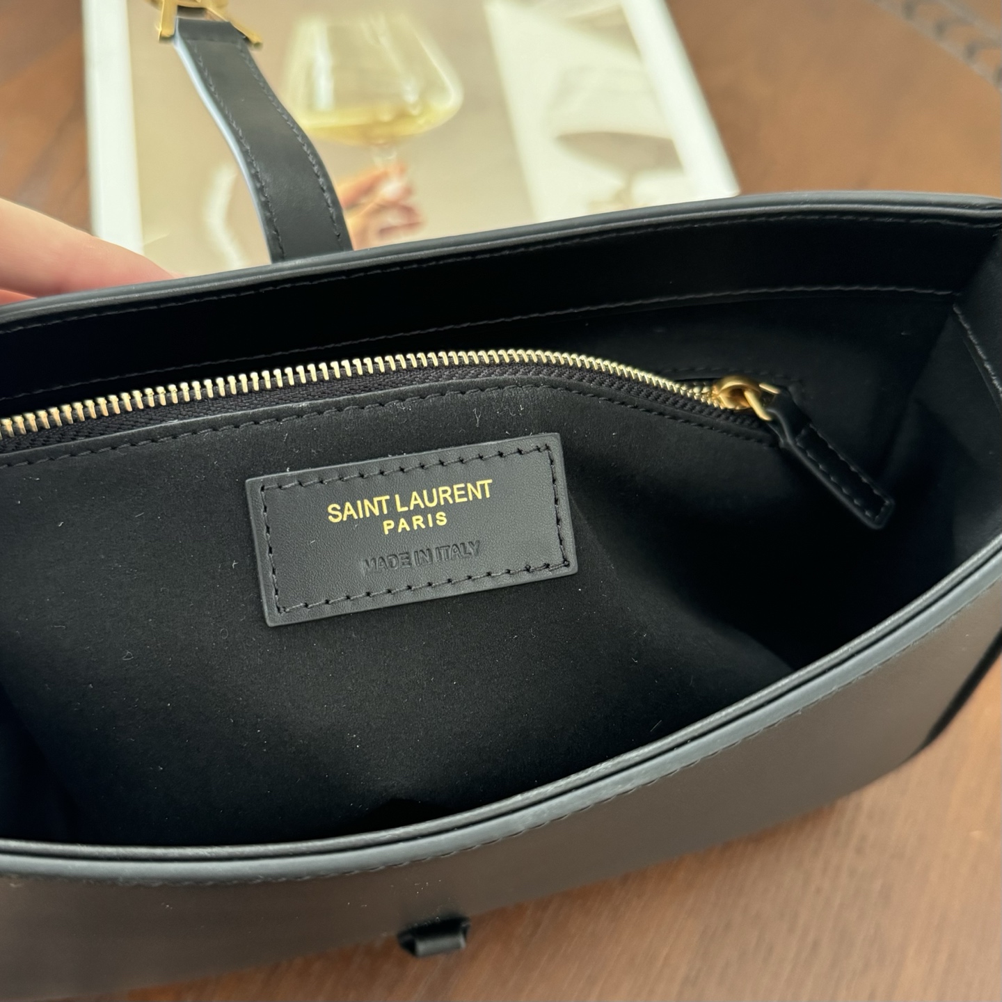 全套包装！原厂LE 5À7平纹马鞍腋下包，包身轻盈，设计极简，搭配品牌logo钩扣开合设计，低调又不失美