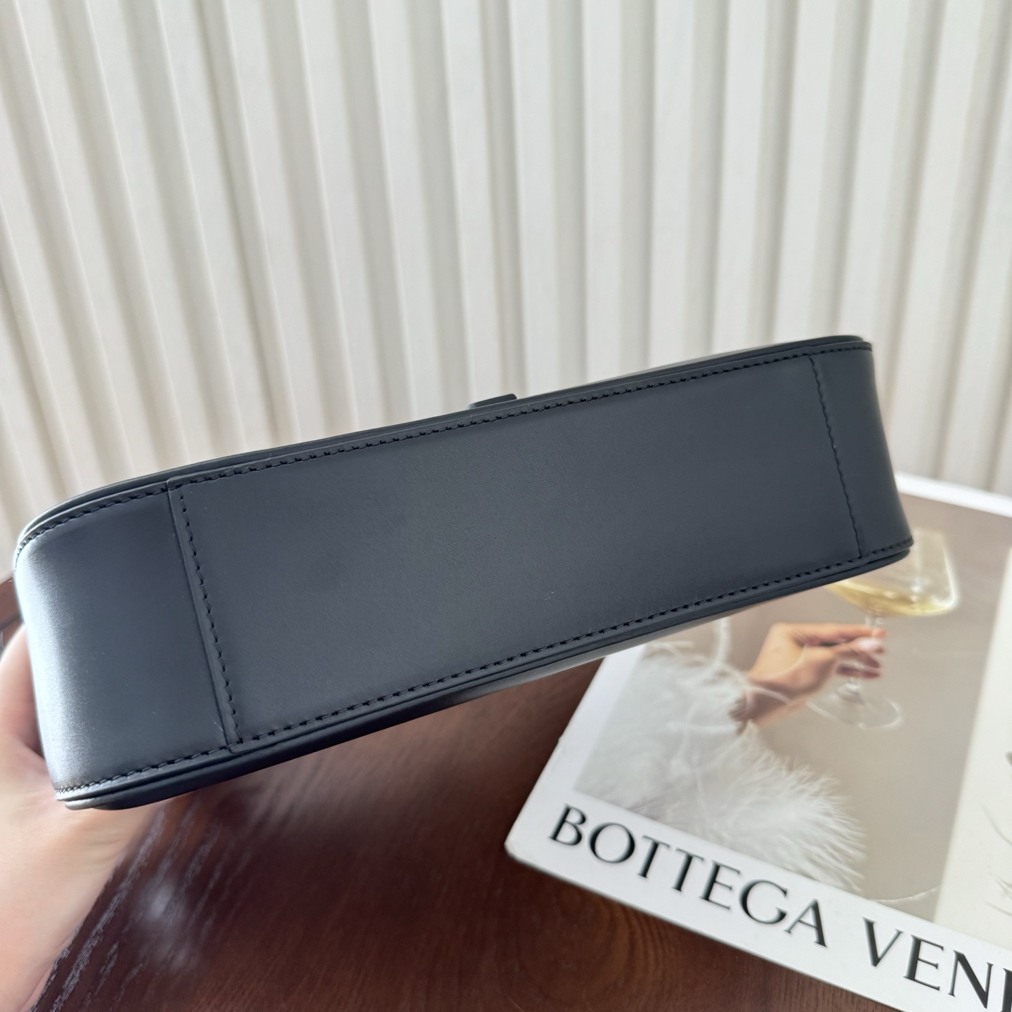 全套包装！原厂LE 5À7平纹马鞍腋下包，包身轻盈，设计极简，搭配品牌logo钩扣开合设计，低调又不失美