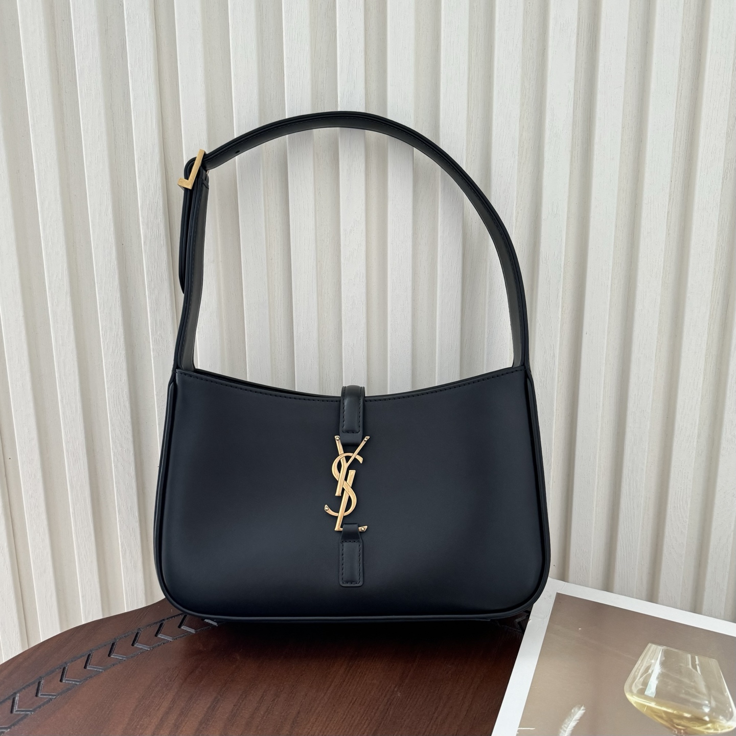 全套包装！原厂LE 5À7平纹马鞍腋下包，包身轻盈，设计极简，搭配品牌logo钩扣开合设计，低调又不失美