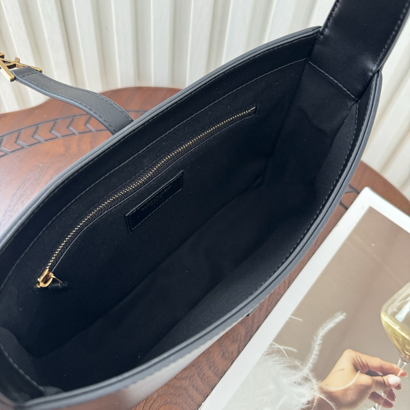 全套包装！原厂LE 5À7平纹马鞍腋下包，包身轻盈，设计极简，搭配品牌logo钩扣开合设计，低调又不失美