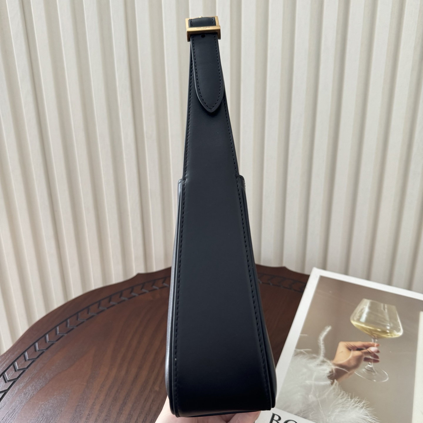 全套包装！原厂LE 5À7平纹马鞍腋下包，包身轻盈，设计极简，搭配品牌logo钩扣开合设计，低调又不失美