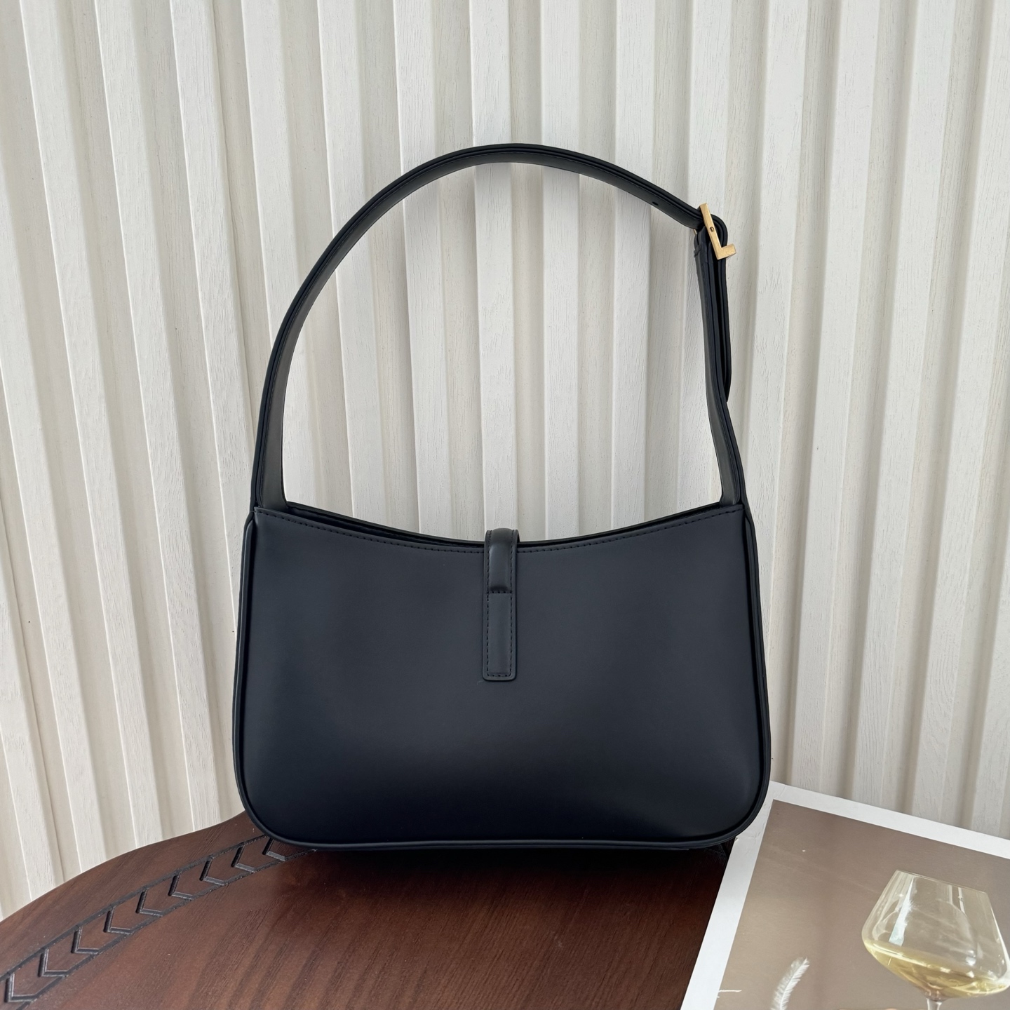 全套包装！原厂LE 5À7平纹马鞍腋下包，包身轻盈，设计极简，搭配品牌logo钩扣开合设计，低调又不失美