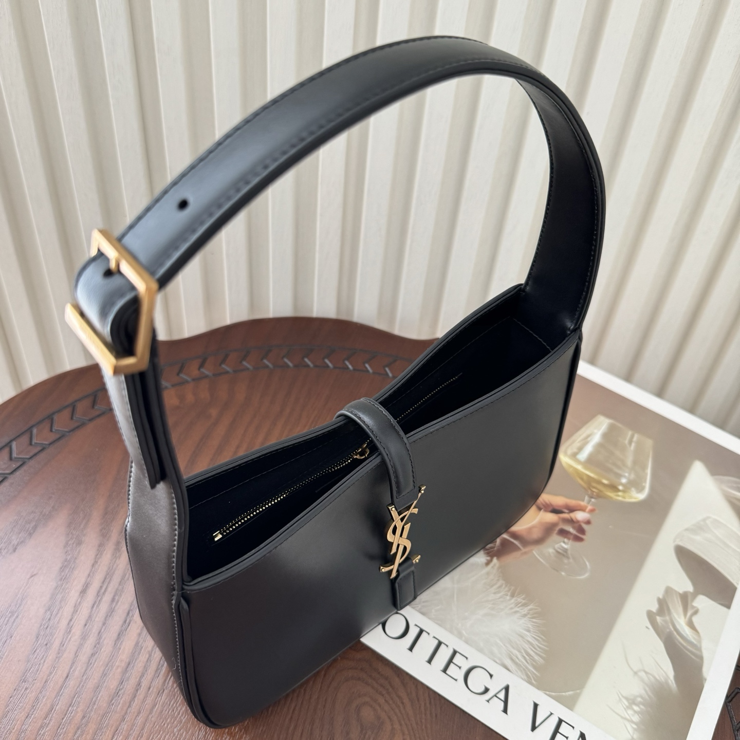 全套包装！原厂LE 5À7平纹马鞍腋下包，包身轻盈，设计极简，搭配品牌logo钩扣开合设计，低调又不失美