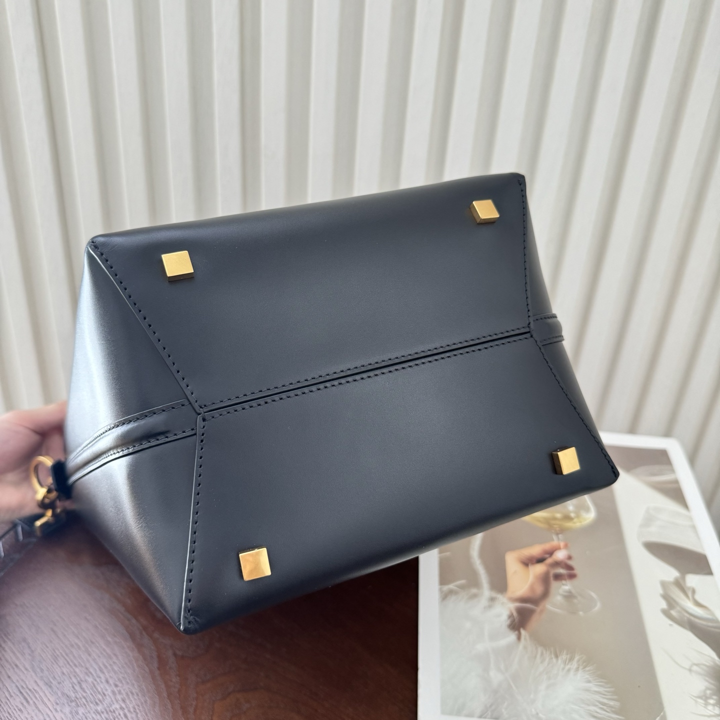 全套包装！LE 37水桶包，硬挺有型。整个包身用高级质感的小牛皮材质，风格依旧是Y家简单又自带酷飒的设计