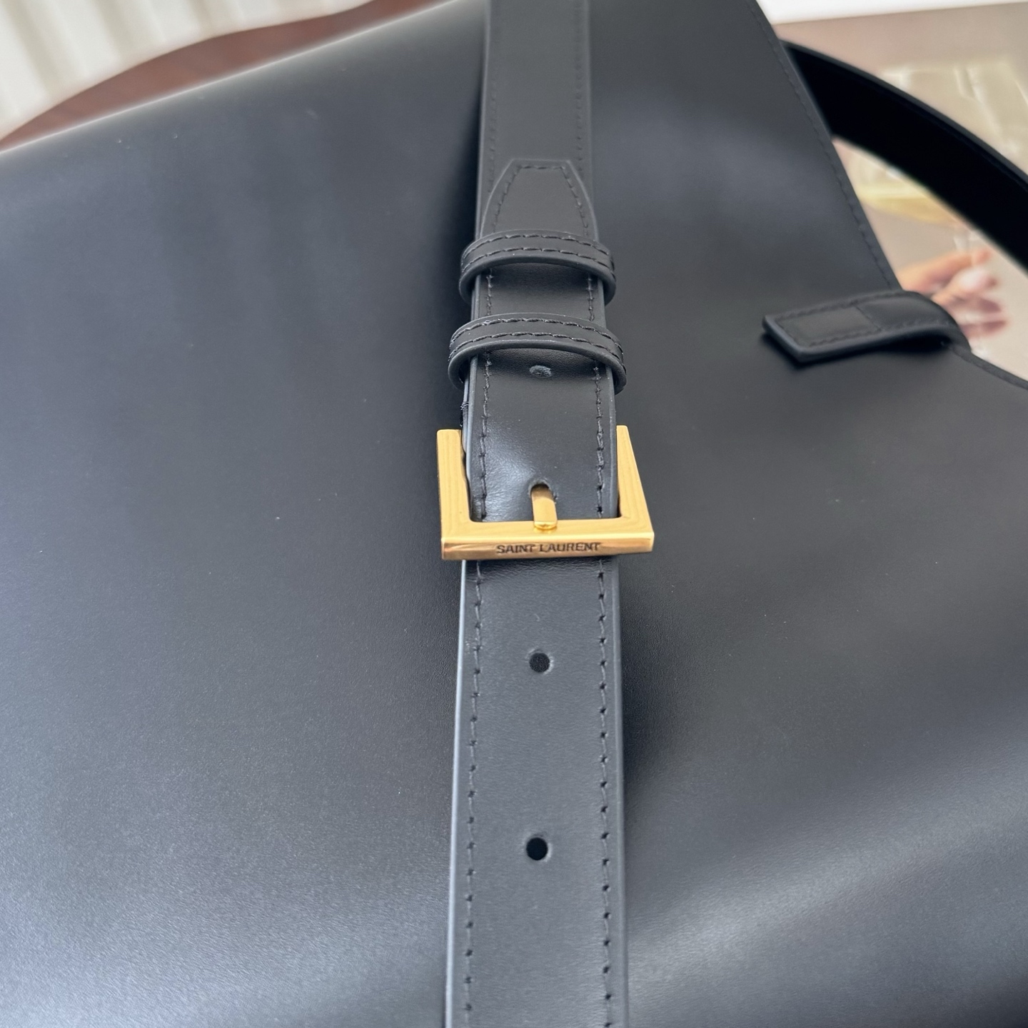 全套包装！LE 37水桶包，硬挺有型。整个包身用高级质感的小牛皮材质，风格依旧是Y家简单又自带酷飒的设计