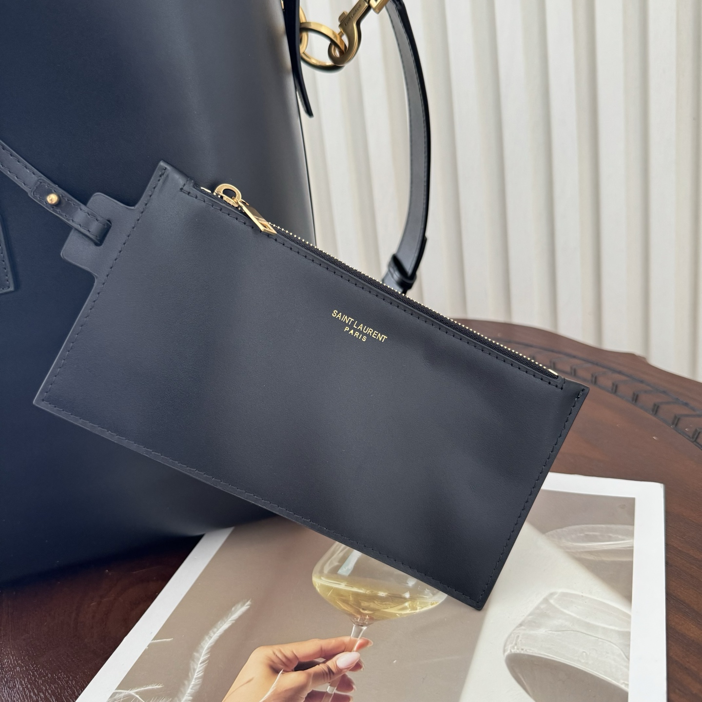 全套包装！LE 37水桶包，硬挺有型。整个包身用高级质感的小牛皮材质，风格依旧是Y家简单又自带酷飒的设计