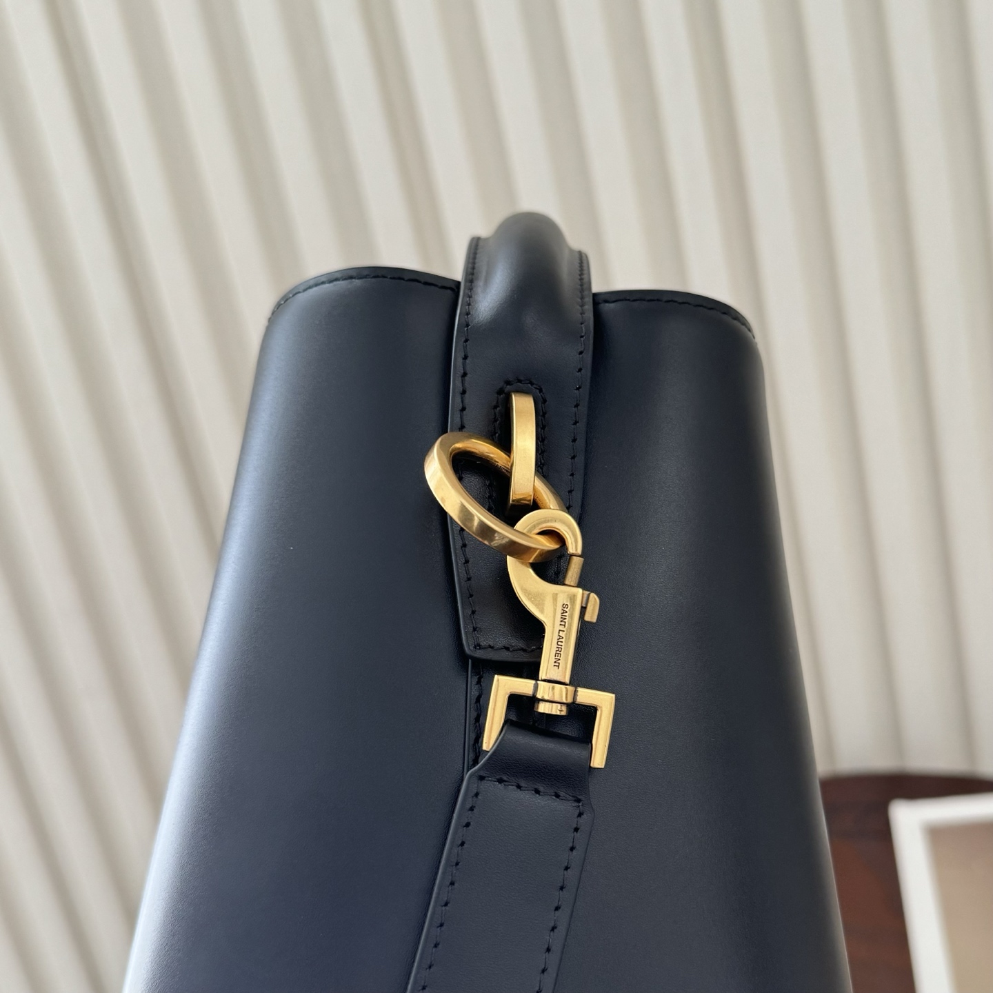 全套包装！LE 37水桶包，硬挺有型。整个包身用高级质感的小牛皮材质，风格依旧是Y家简单又自带酷飒的设计