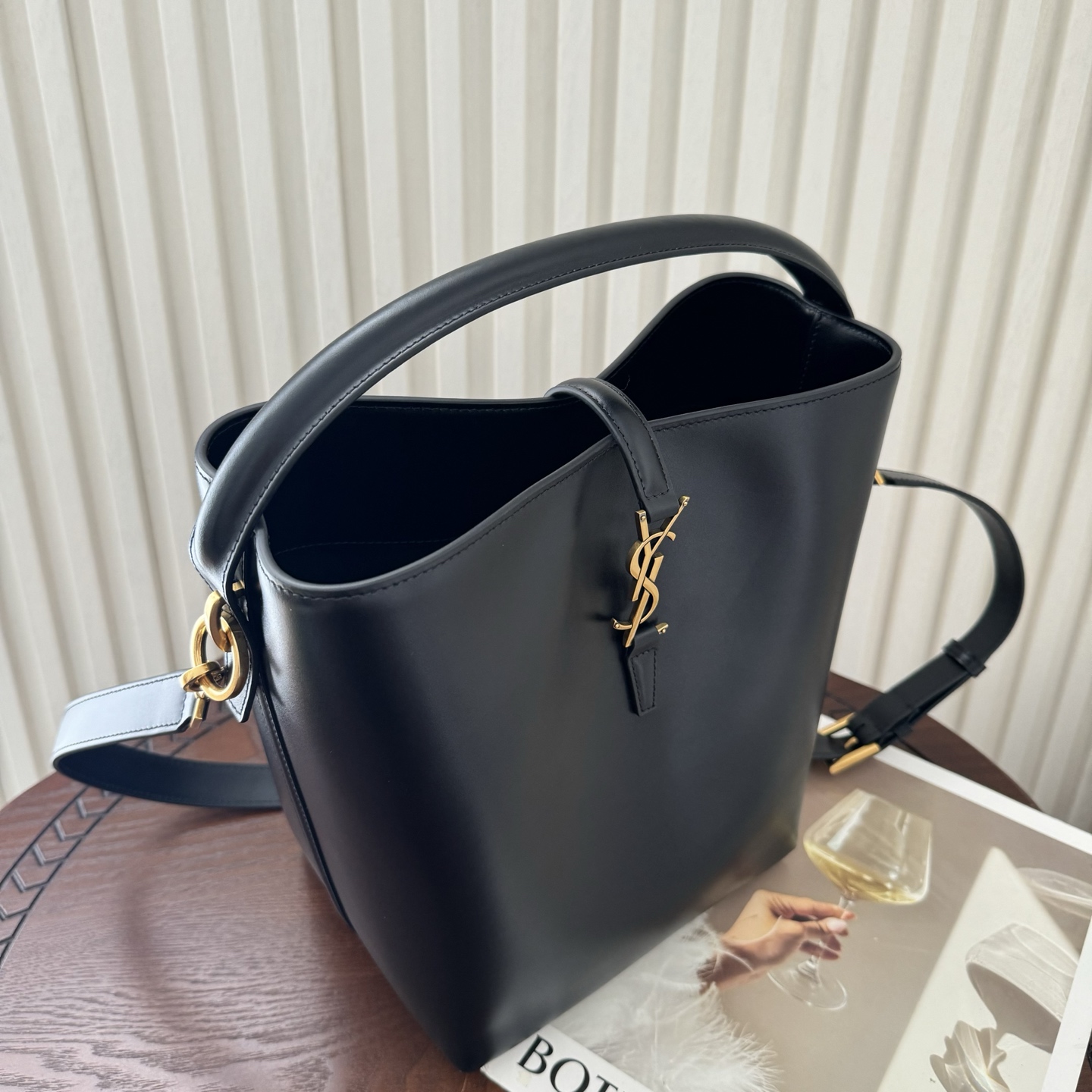 全套包装！LE 37水桶包，硬挺有型。整个包身用高级质感的小牛皮材质，风格依旧是Y家简单又自带酷飒的设计