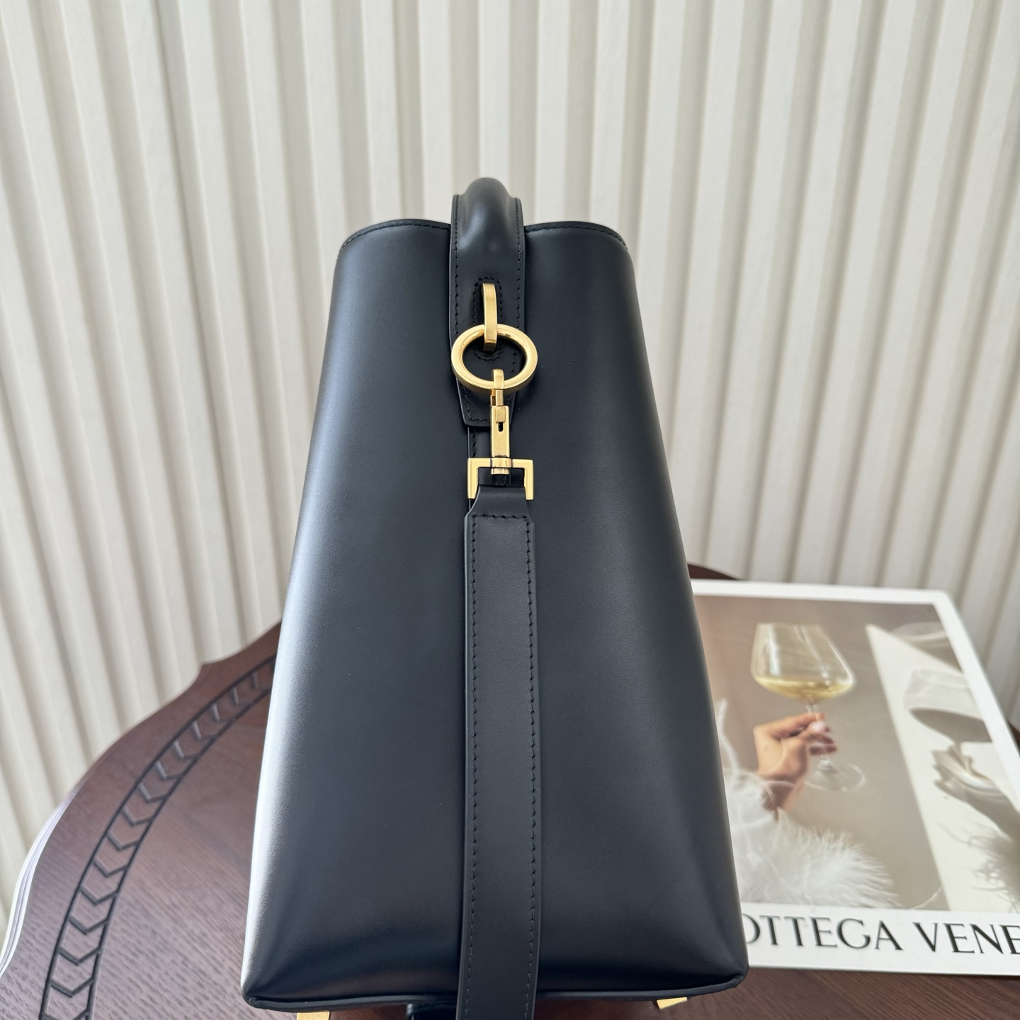 全套包装！LE 37水桶包，硬挺有型。整个包身用高级质感的小牛皮材质，风格依旧是Y家简单又自带酷飒的设计