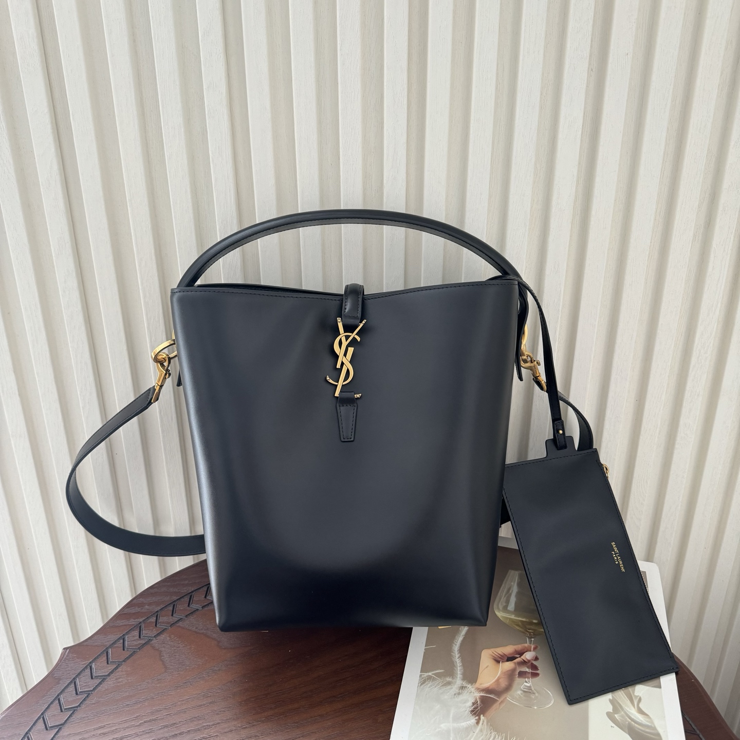 全套包装！LE 37水桶包，硬挺有型。整个包身用高级质感的小牛皮材质，风格依旧是Y家简单又自带酷飒的设计