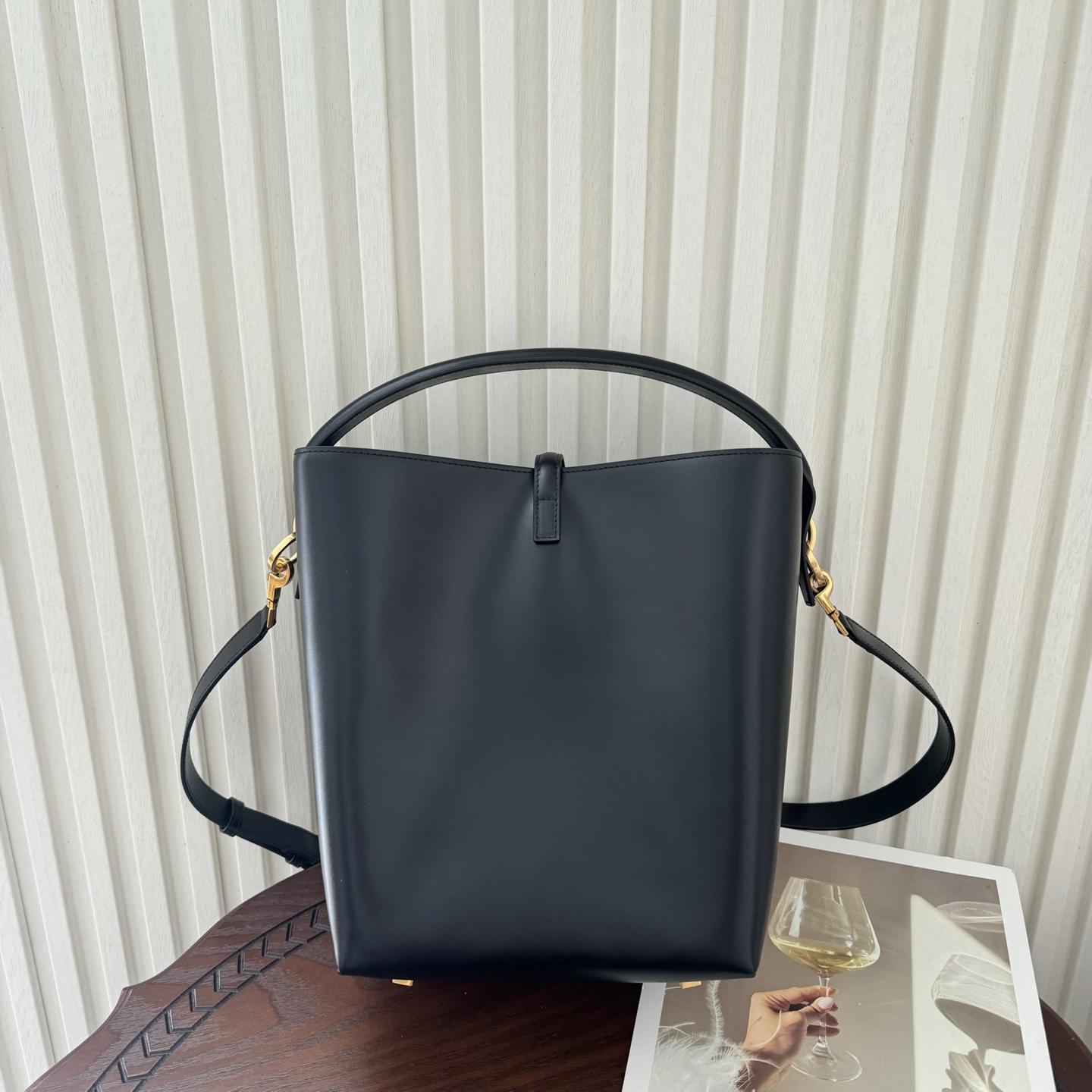 全套包装！LE 37水桶包，硬挺有型。整个包身用高级质感的小牛皮材质，风格依旧是Y家简单又自带酷飒的设计