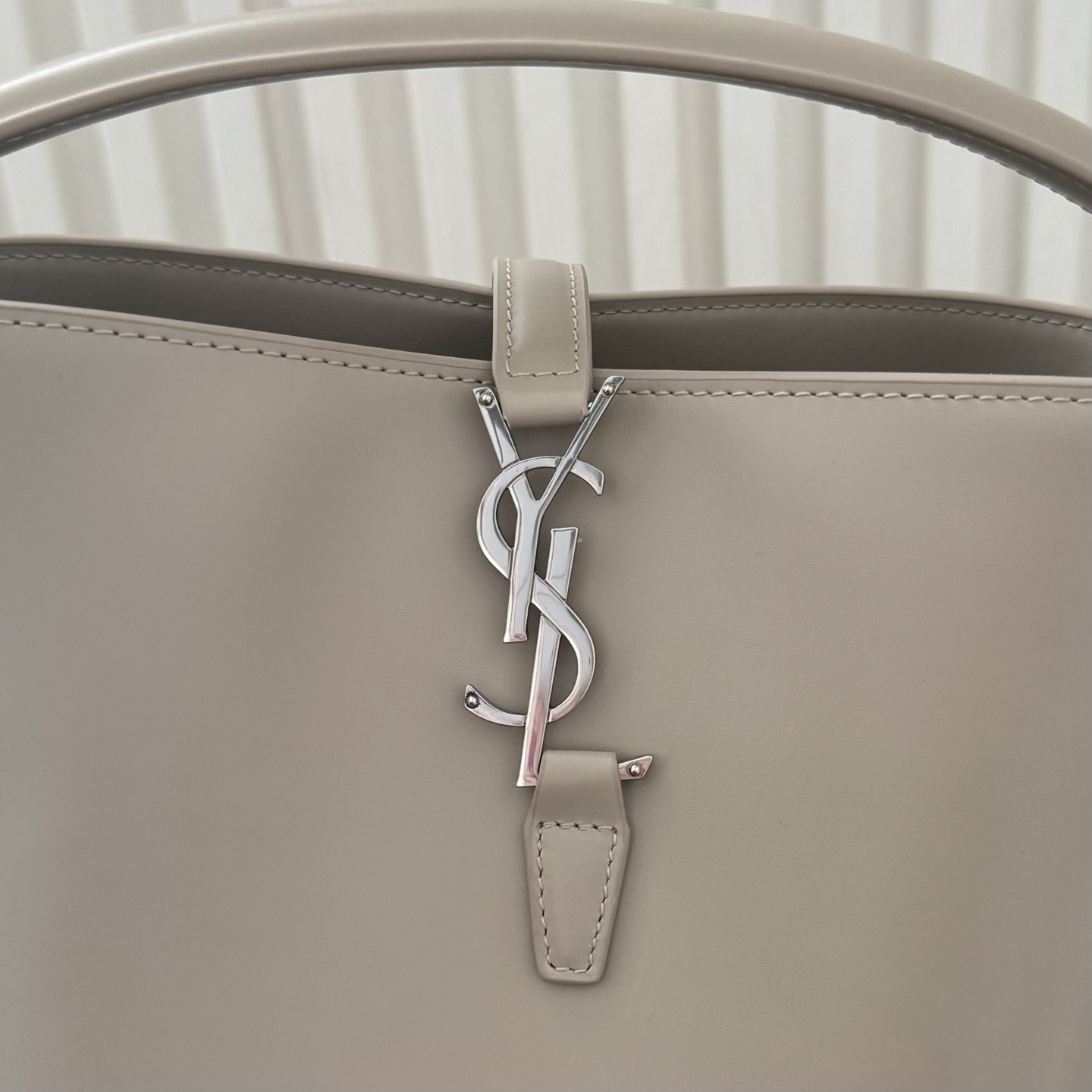 全套包装！LE 37小号水桶包，硬挺有型。整个包身用高级质感的小牛皮材质，风格依旧是Y家简单又自带酷飒的