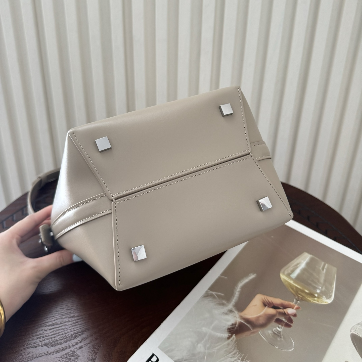 全套包装！LE 37小号水桶包，硬挺有型。整个包身用高级质感的小牛皮材质，风格依旧是Y家简单又自带酷飒的