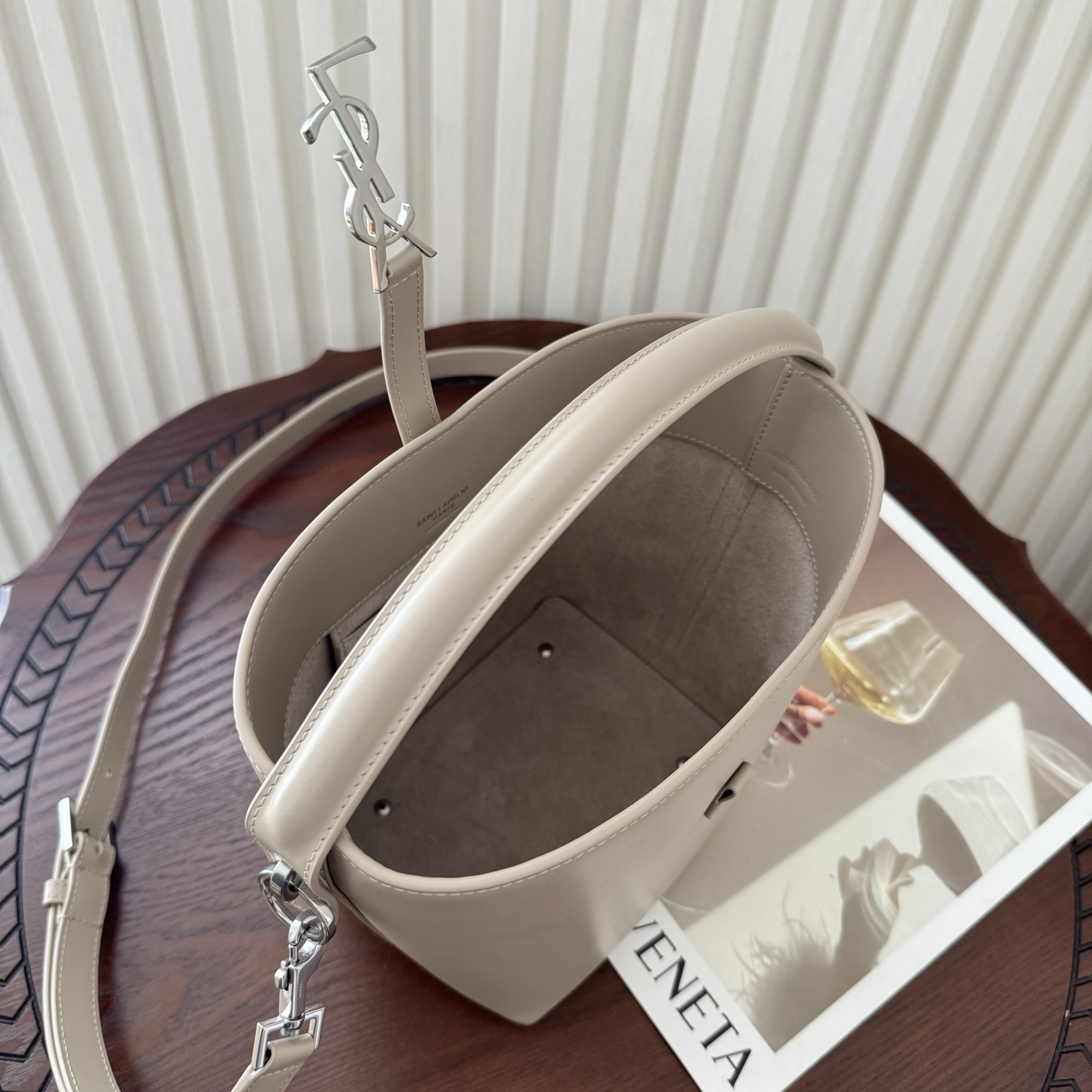 全套包装！LE 37小号水桶包，硬挺有型。整个包身用高级质感的小牛皮材质，风格依旧是Y家简单又自带酷飒的