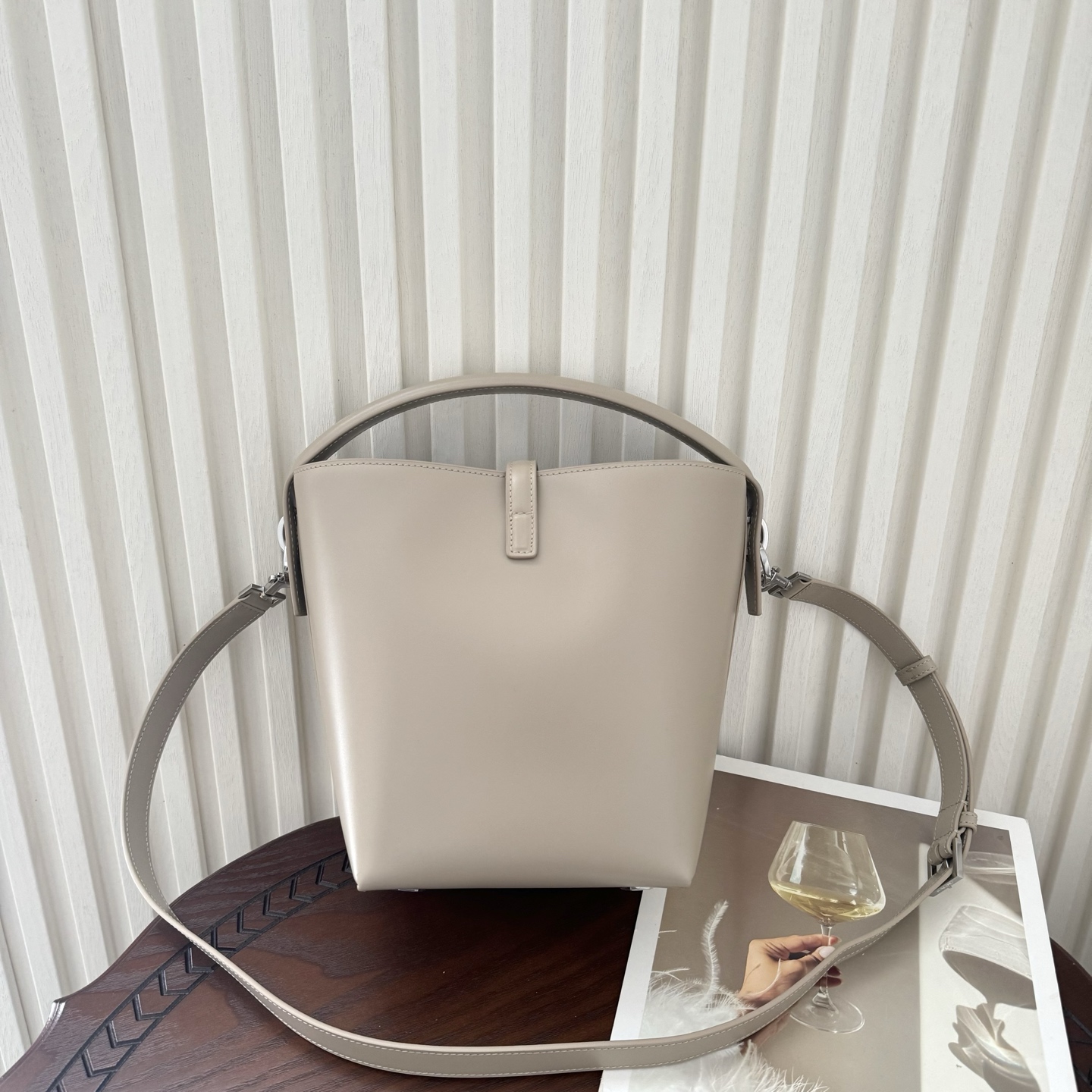 全套包装！LE 37小号水桶包，硬挺有型。整个包身用高级质感的小牛皮材质，风格依旧是Y家简单又自带酷飒的